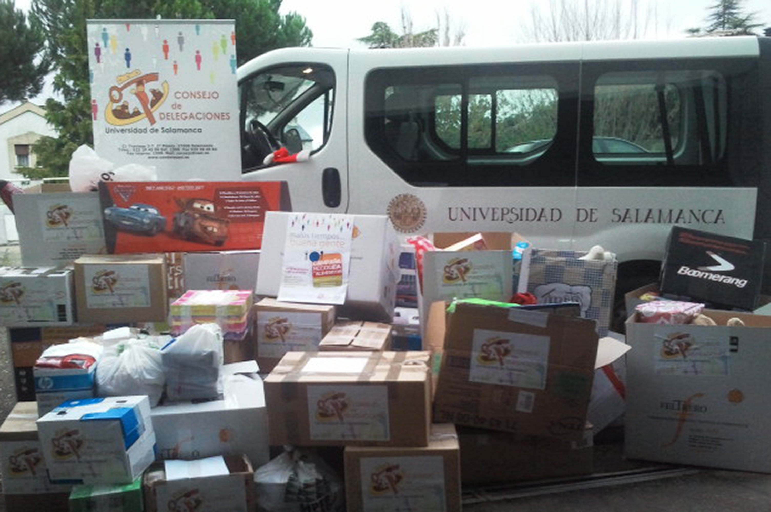 El Consejo de Delegaciones de la Universidad de Salamanca entrega 15 cajas de juguetes y casi media tonelada de alimentos
