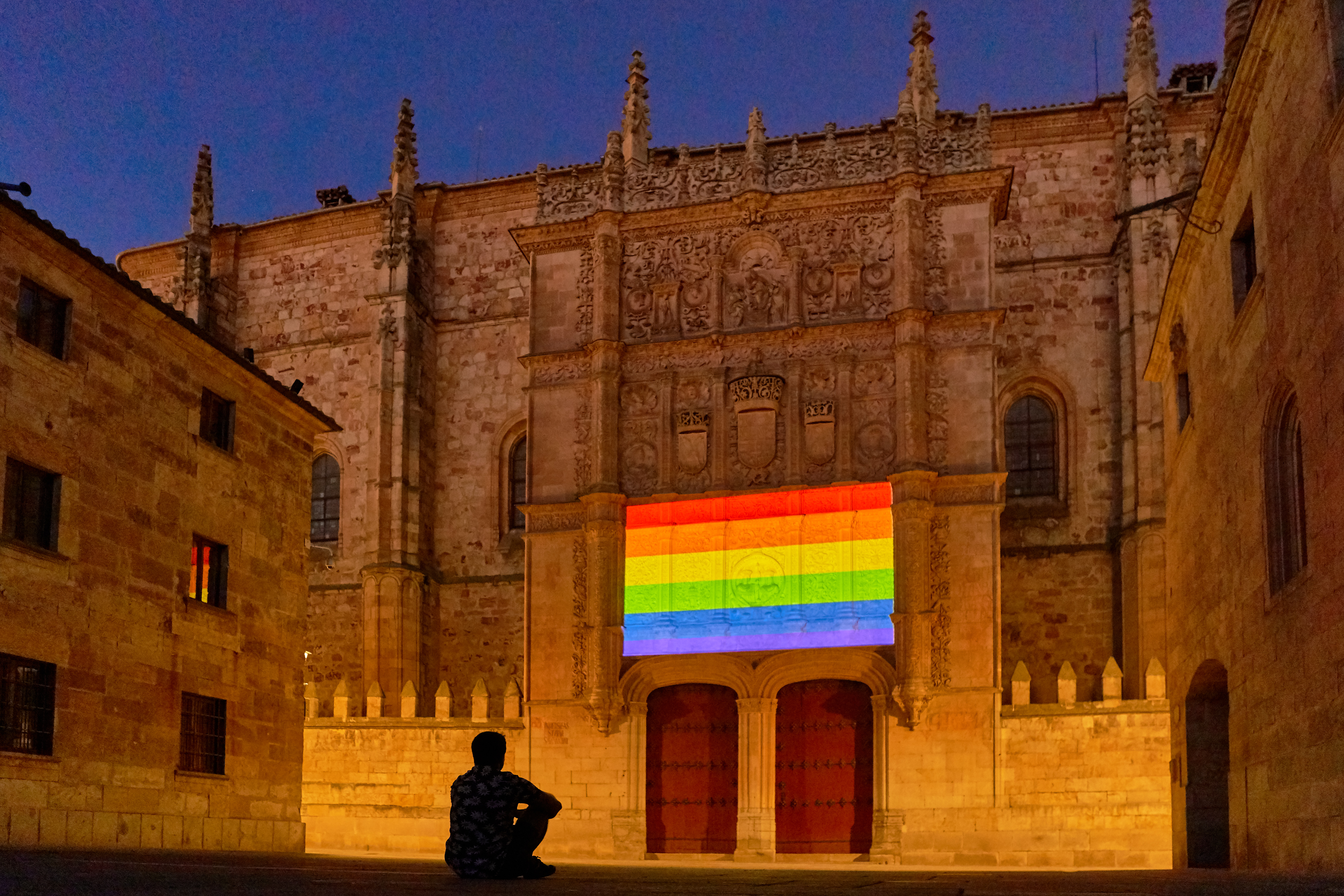 La Universidad de Salamanca ilumina su fachada en conmemoración del Día Nacional del Orgullo LGTBI