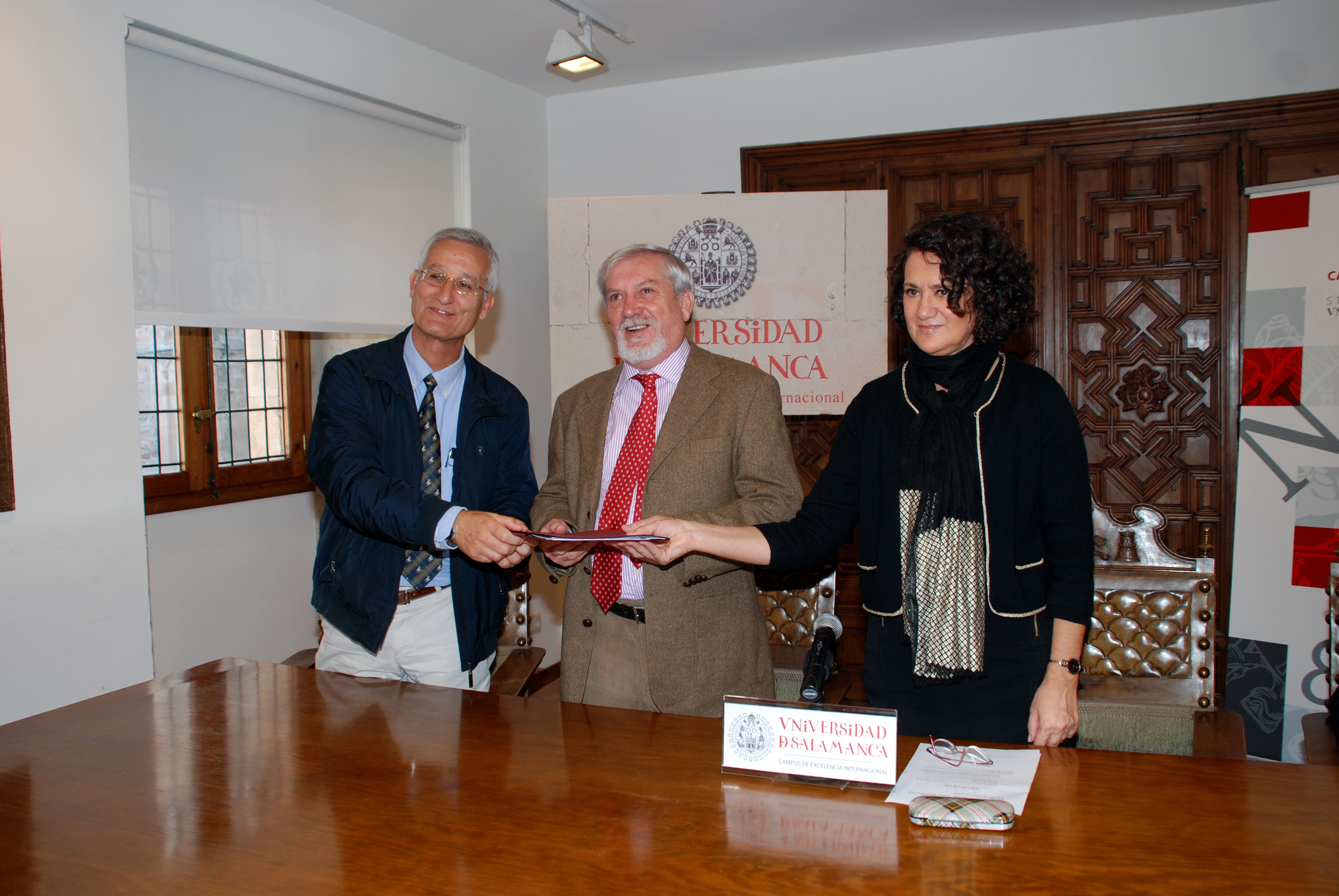 La Universidad de Salamanca, FARPE y FUNDALUCE presentan las XV Jornadas de Investigación ‘Científicos + Pacientes’ y entregan el acta del Premio FUNDALUCE 2012 a Eugenio Santos
