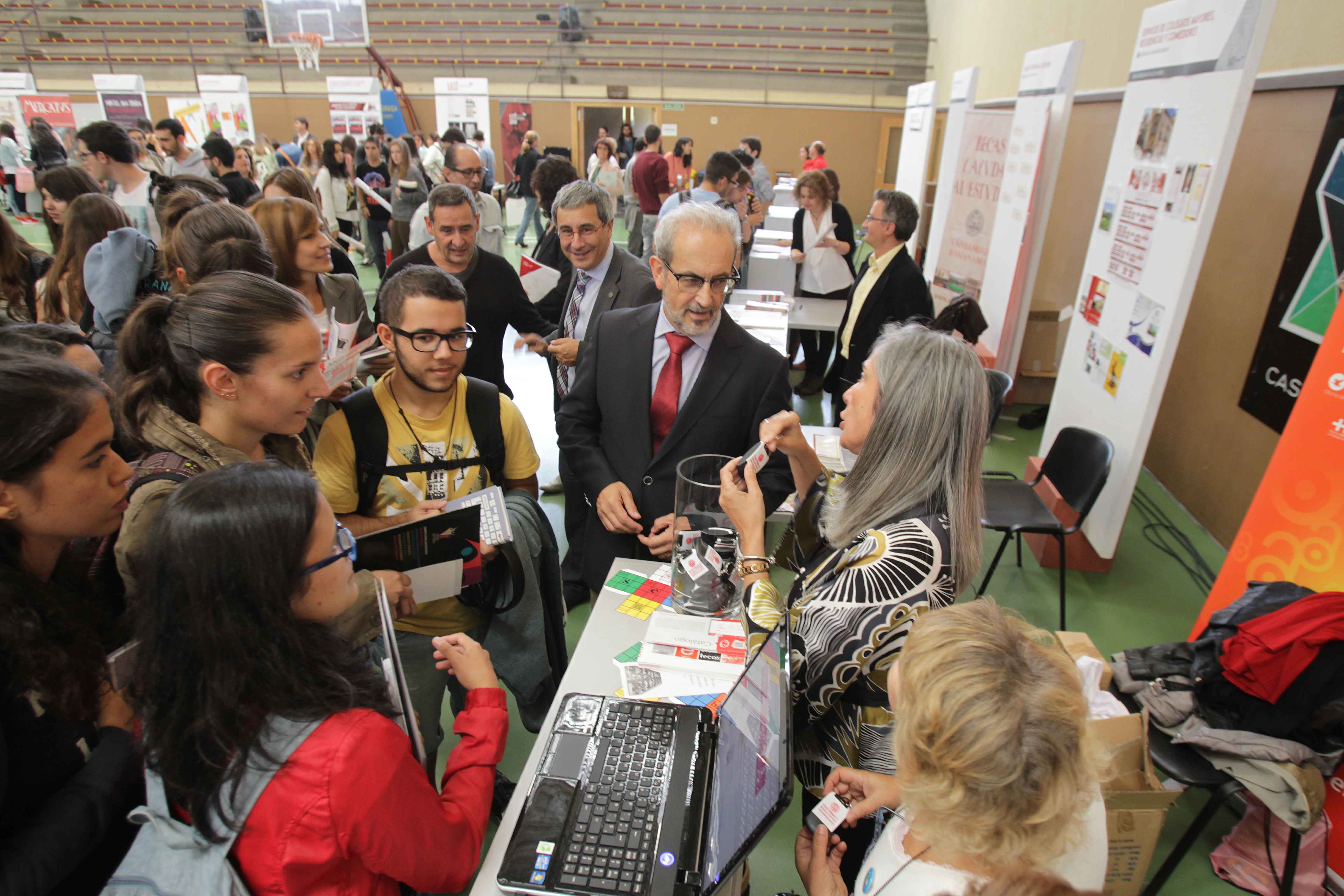 Miles de estudiantes visitan la Feria de Bienvenida de la Universidad de Salamanca