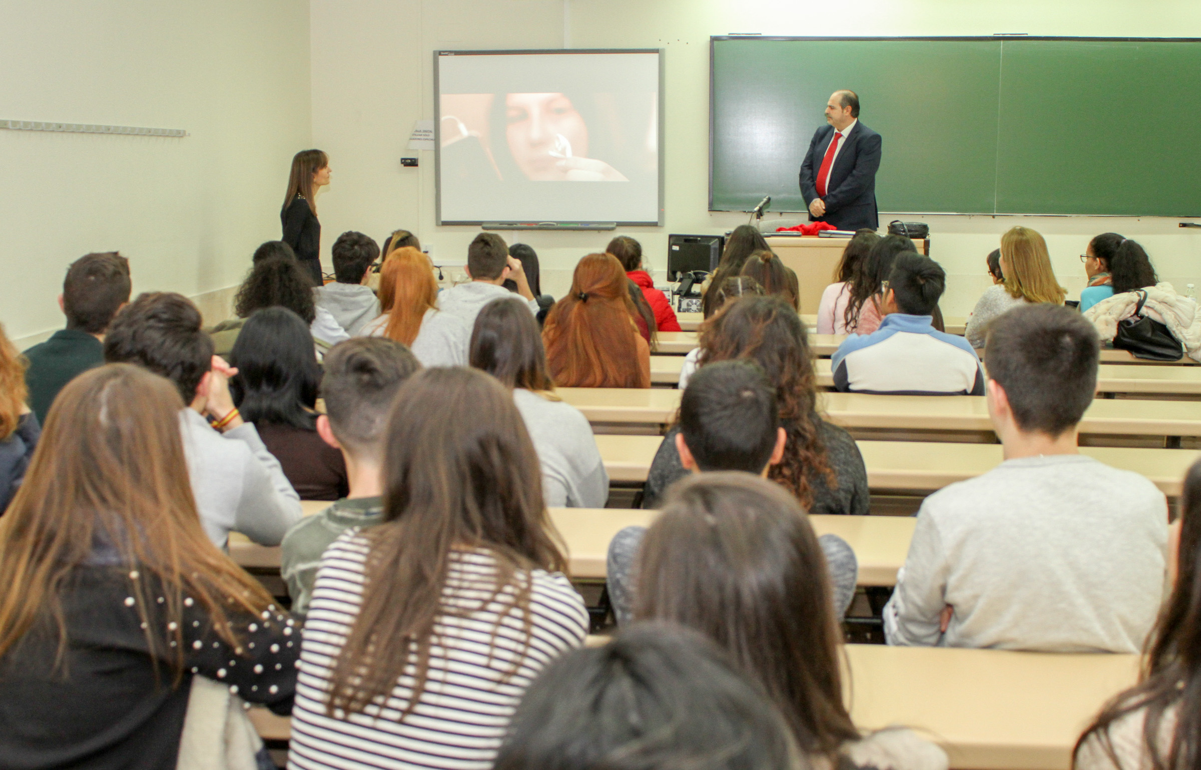 La Facultad de Economía y Empresa acoge una jornada sobre educación financiera para estudiantes de secundaria, bachillerato y ciclos formativos