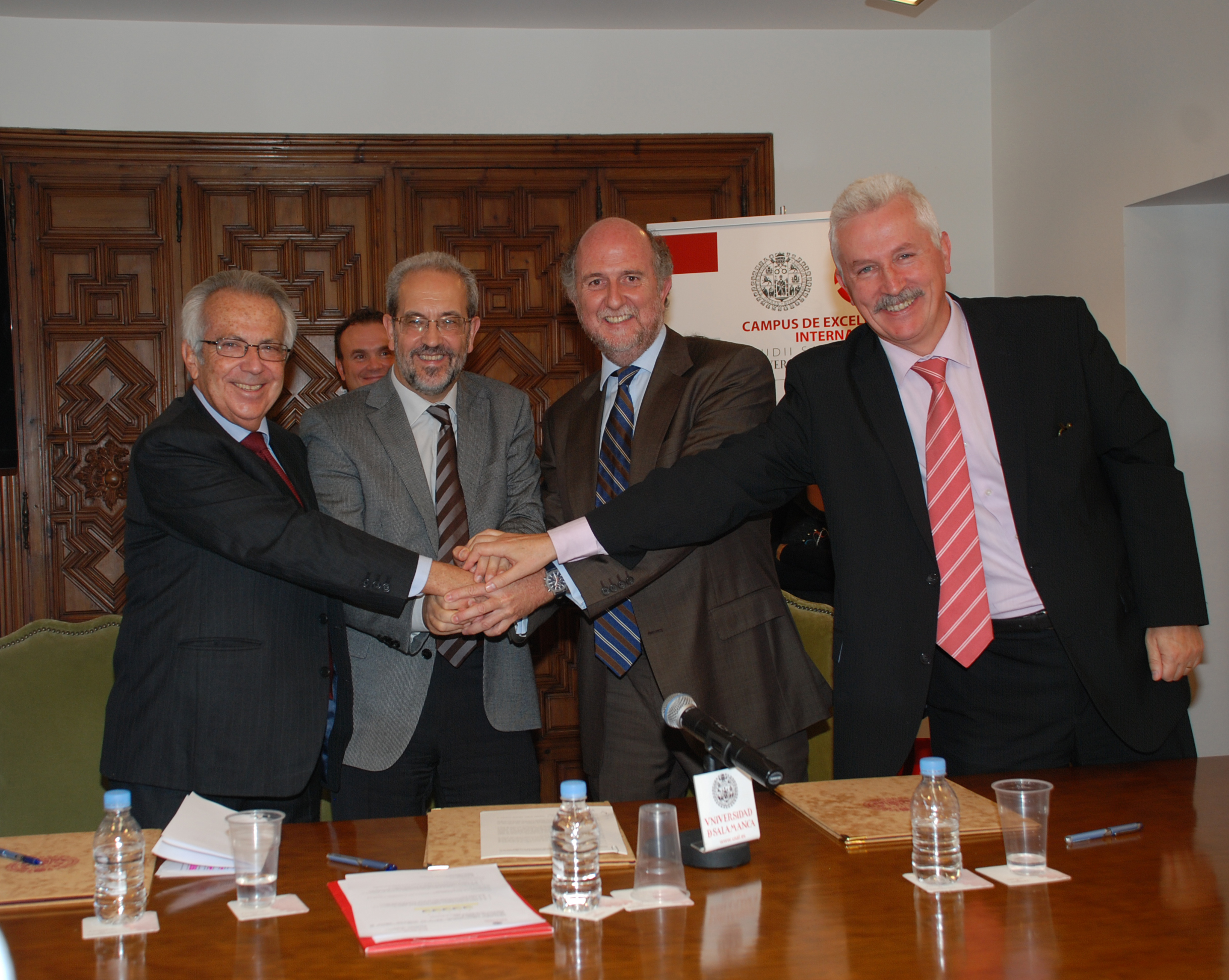 Firma de convenio entre la Universidad de Salamanca, la empresa Indra y la Fundación Adecco de Tecnología Accesible.