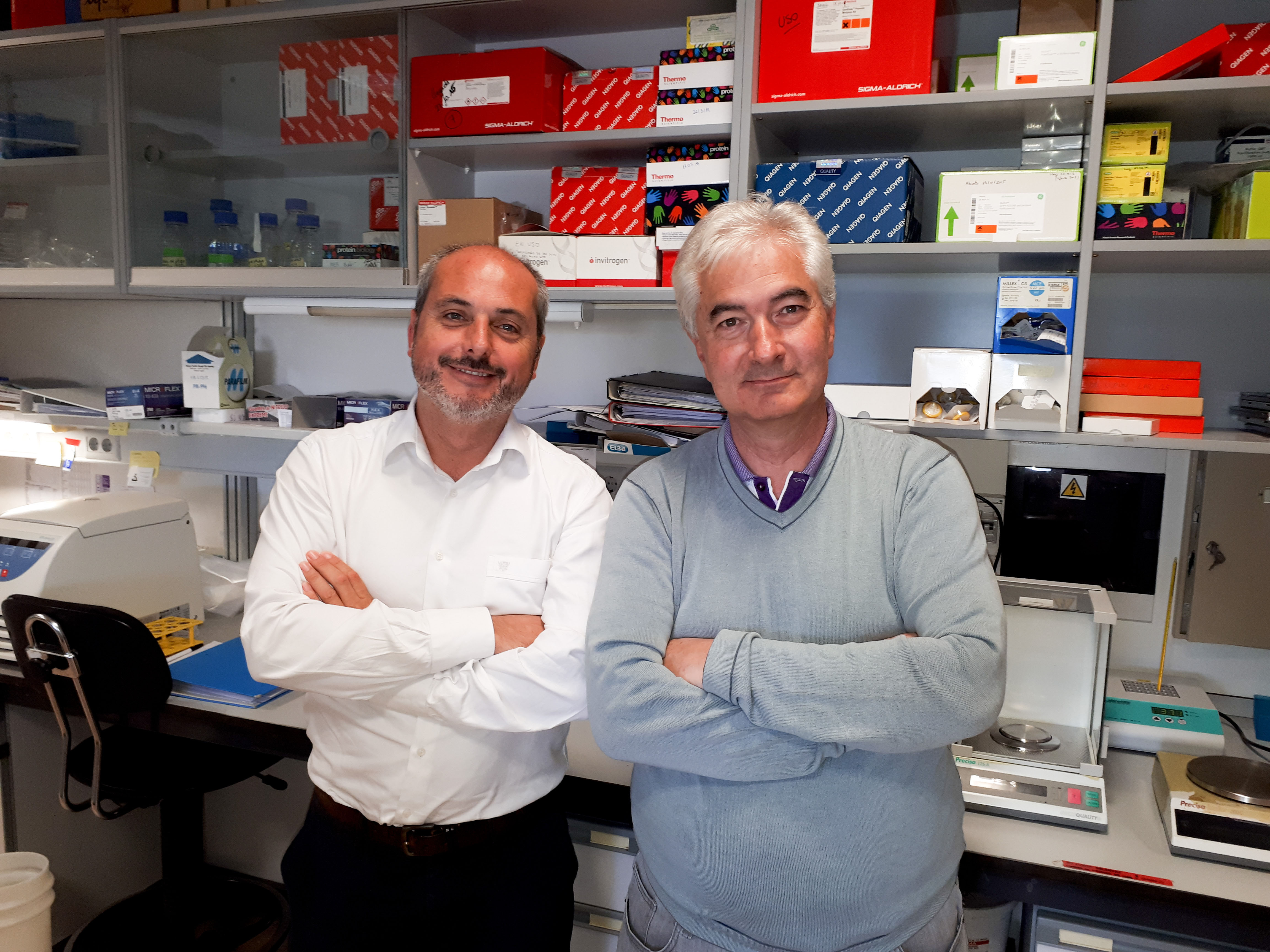 Alberto Ocaña y Atanasio Pandiella en el centro de investigación del cáncer