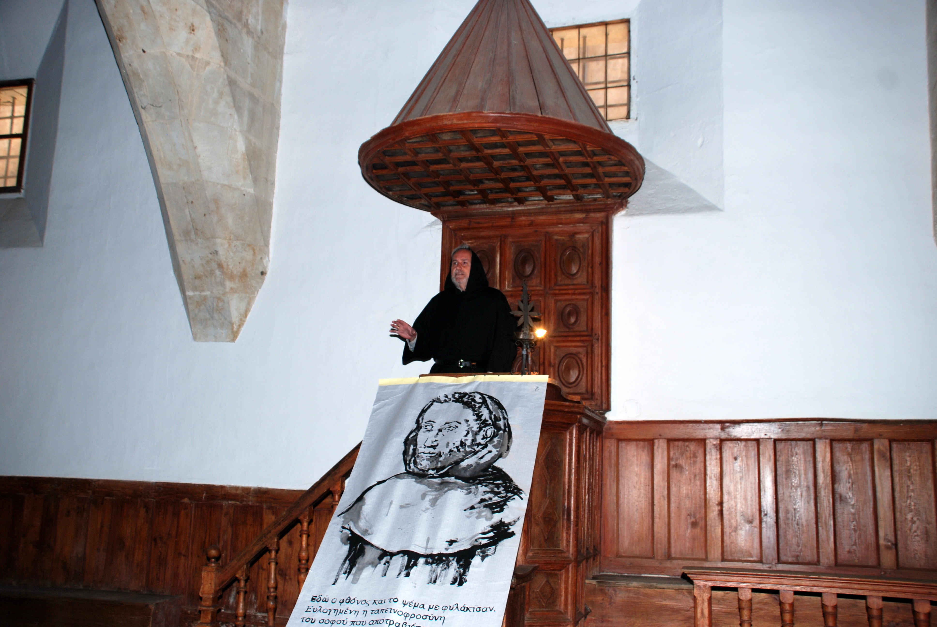 El Aula Fray Luis de León acoge un acto de donación de un rollo de bambú de 12 metros como homenaje al poeta y humanista