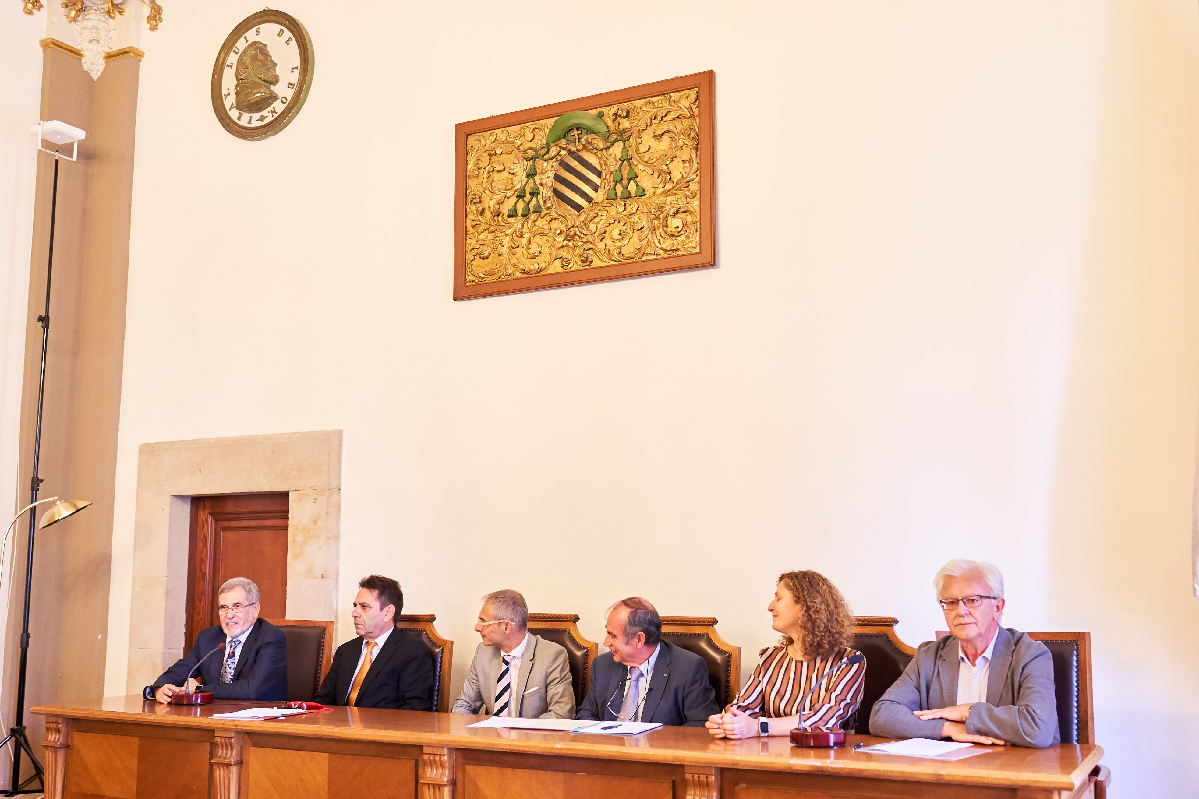 La Universidad de Salamanca dedica dos vítores ‘In Memoriam’ de los catedráticos César Real de la Riva y Eugenio de Bustos Tovar dentro de los actos del 90 aniversario de Cursos Internacionales