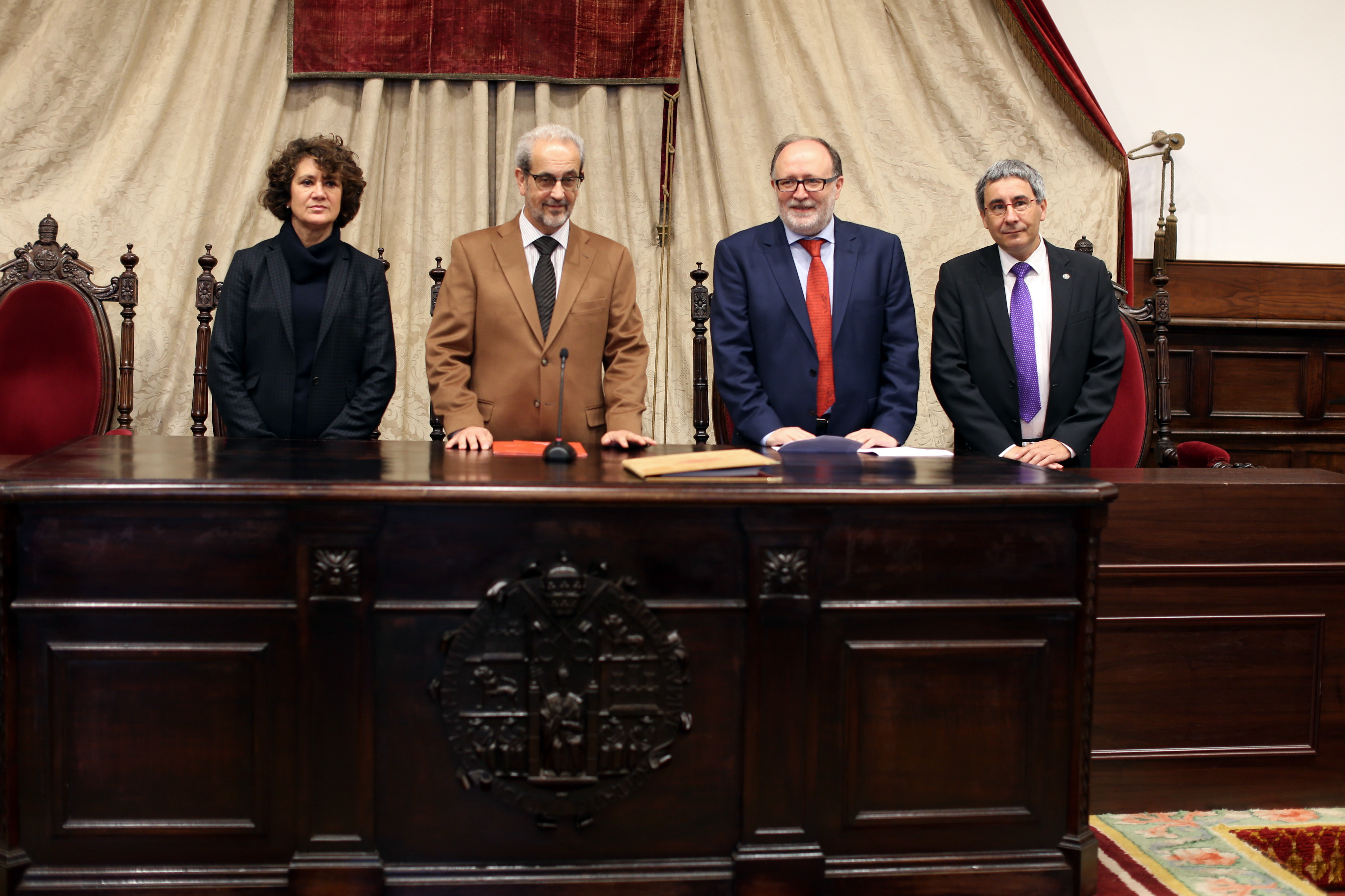 El rector, Daniel Hernández Ruipérez, preside el acto homenaje al Personal Docente e Investigador jubilado de la Universidad de Salamanca 
