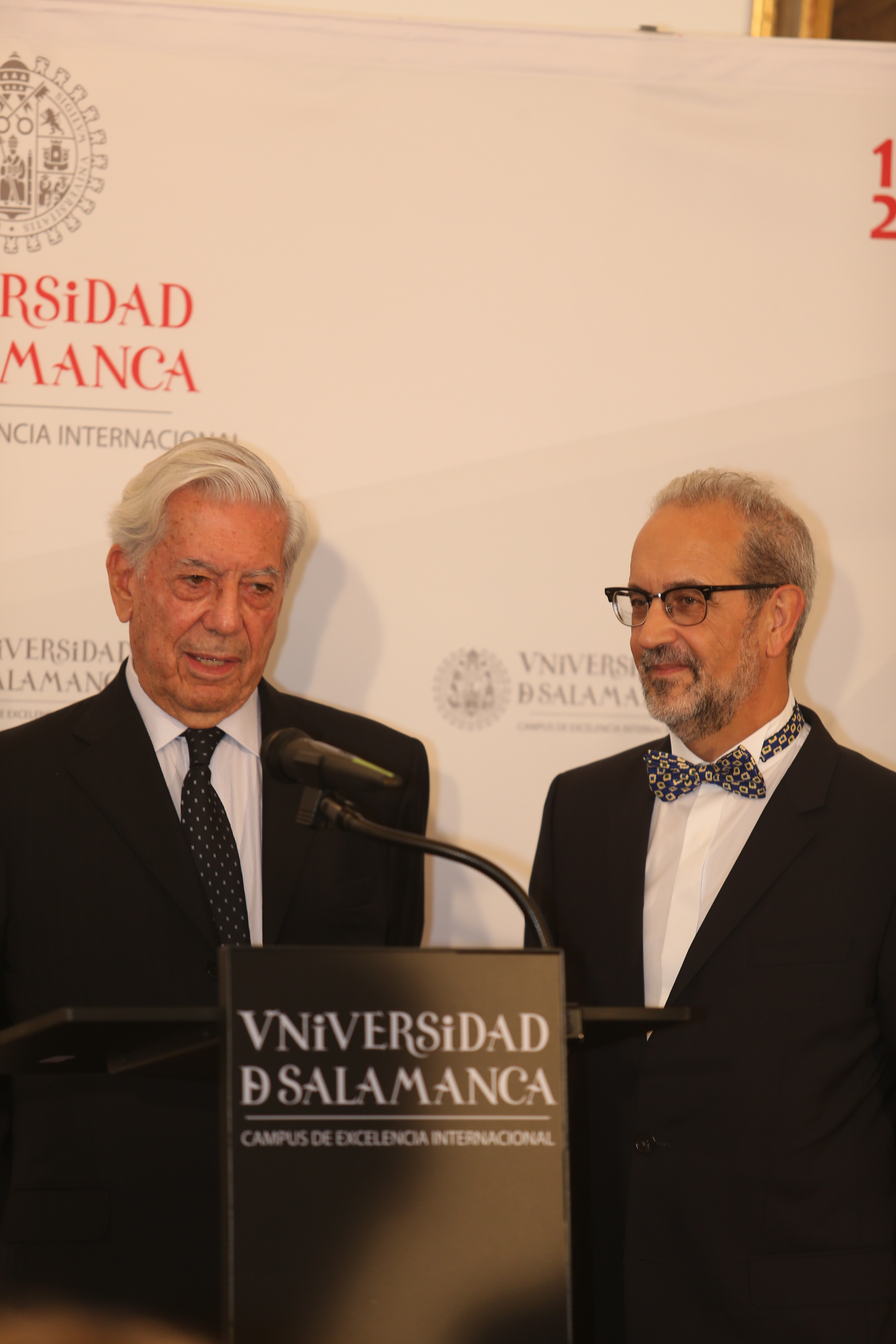Vargas Llosa realiza una encendida defensa de la literatura en su discurso de investidura como doctor honoris causa por la Universidad de Salamanca