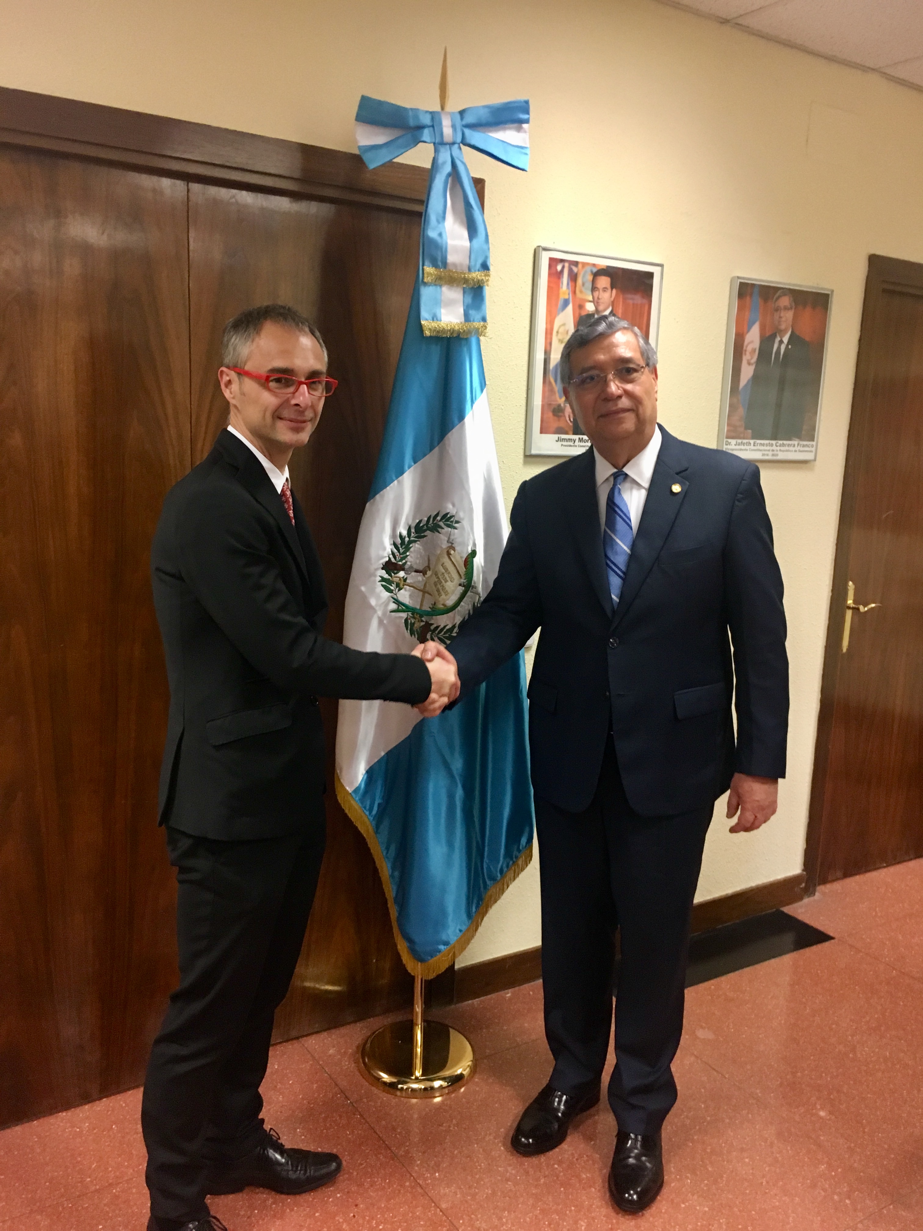 El rector de la Universidad de Salamanca distingue al vicepresidente de Guatemala con el título de Embajador del VIII Centenario
