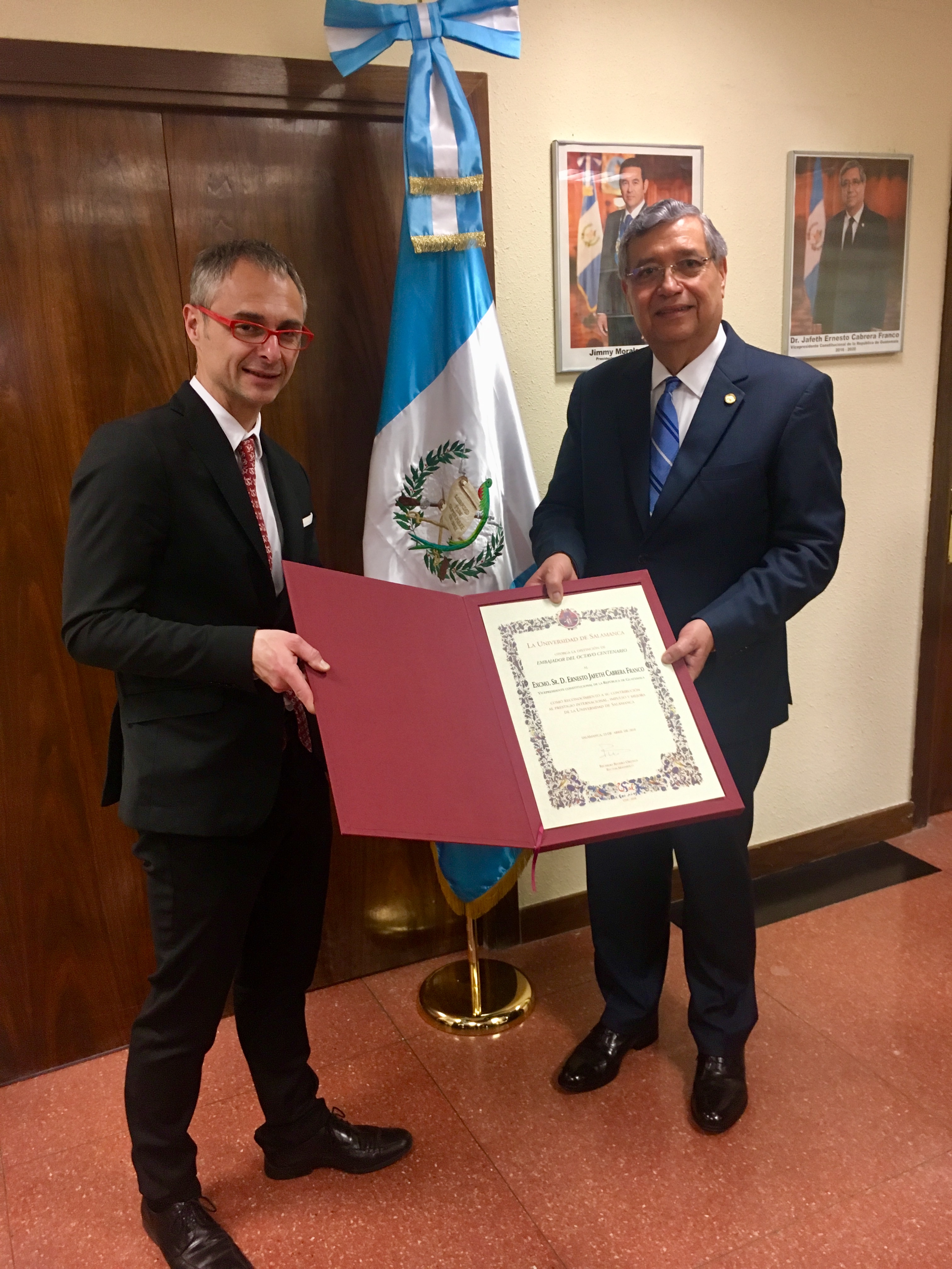 El rector de la Universidad de Salamanca distingue al vicepresidente de Guatemala con el título de Embajador del VIII Centenario