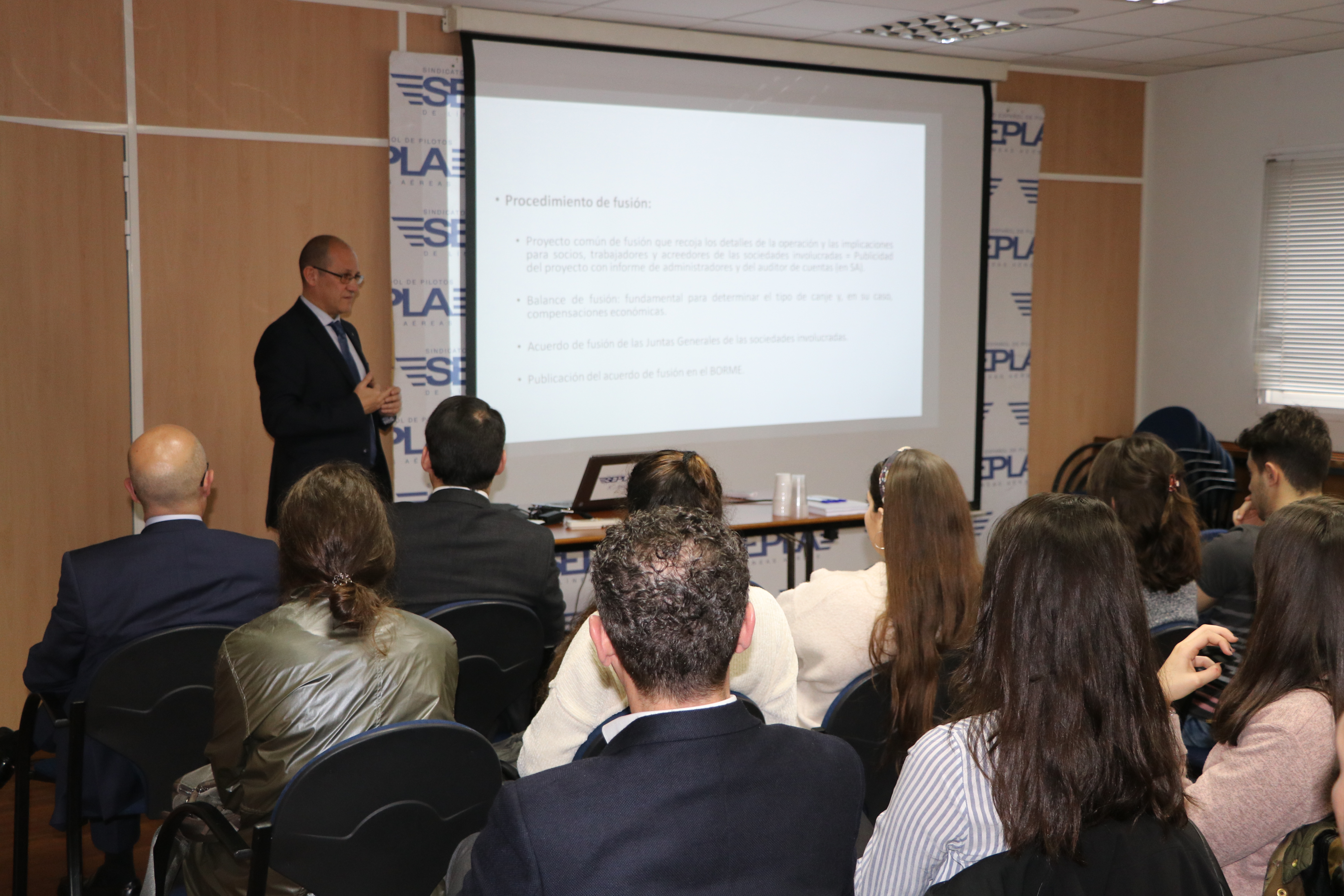 La Universidad de Salamanca forma a los pilotos comerciales en las estrategias mercantiles de las aerolíneas 