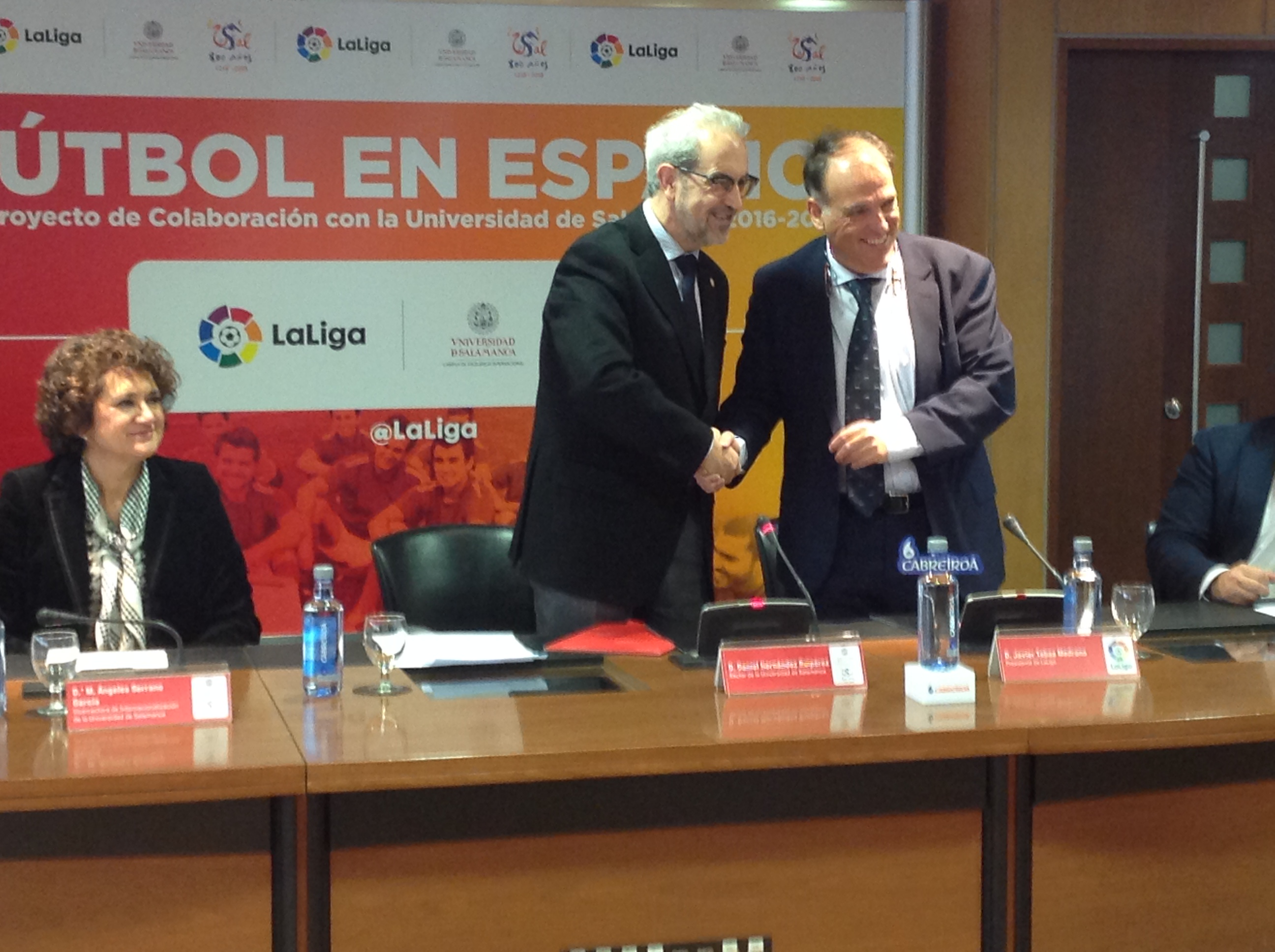 La Universidad de Salamanca y LaLiga firman un convenio de colaboración bajo el lema “Fútbol en Español”