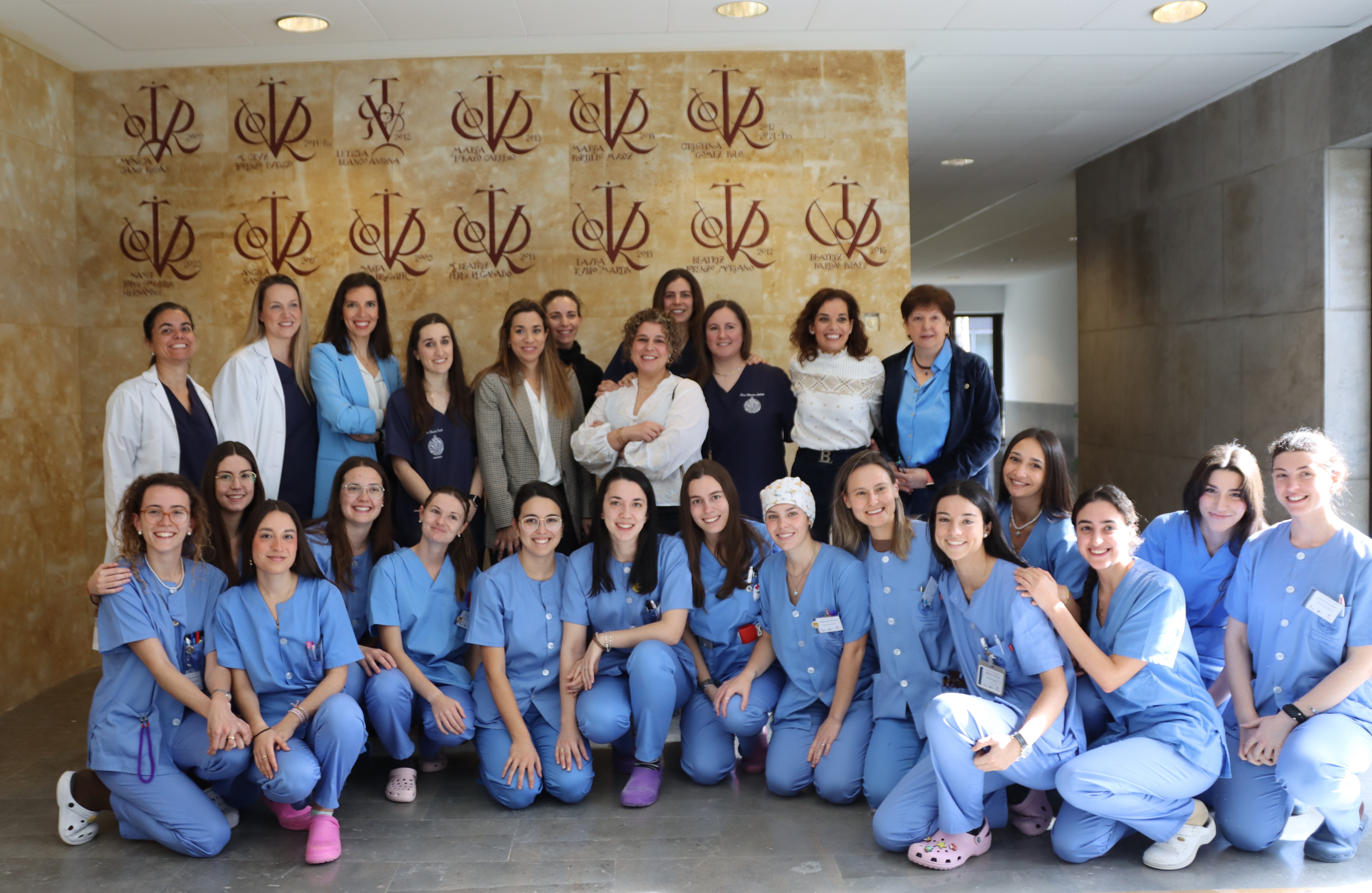  La Clínica Odontológica de la USAL conmemora el 8M con el descubrimiento de los vítores de 13 doctoras