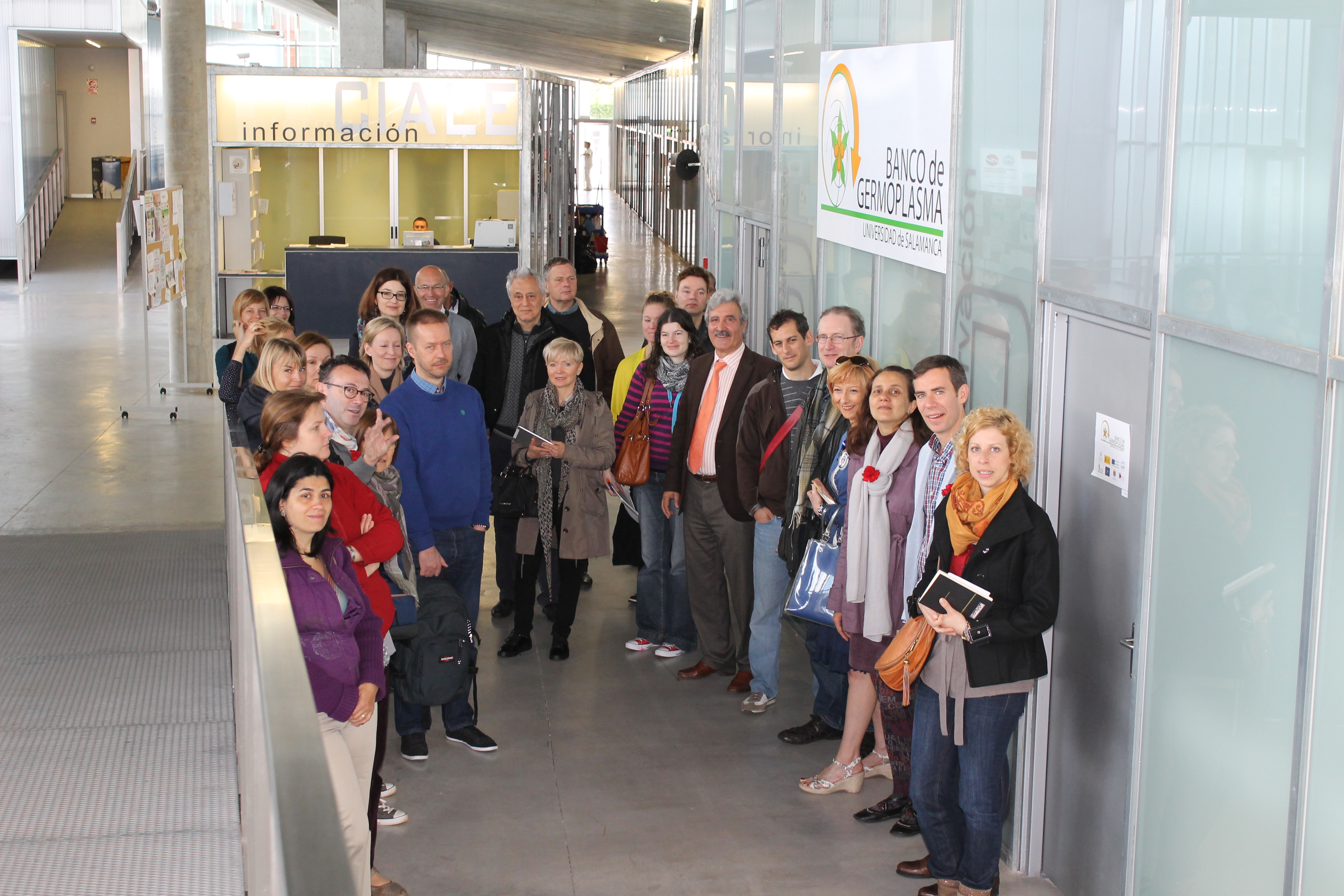 Intérpretes del Parlamento Europeo visitan las instalaciones del Instituto Hispanoluso de Investigaciones Agrarias