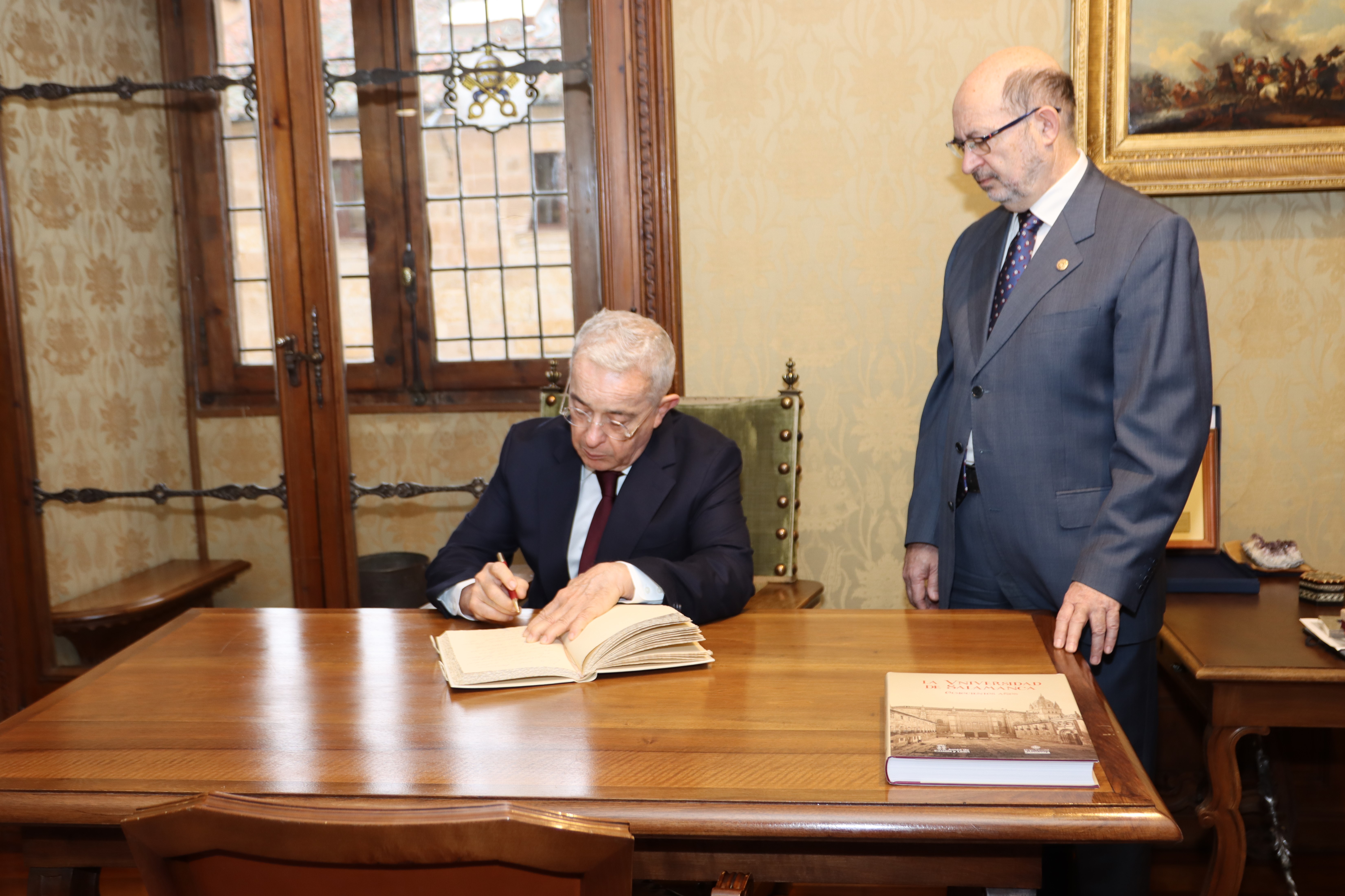 El rector en funciones de la Universidad de Salamanca, David Díez, recibe al expresidente de Colombia Álvaro Uribe 