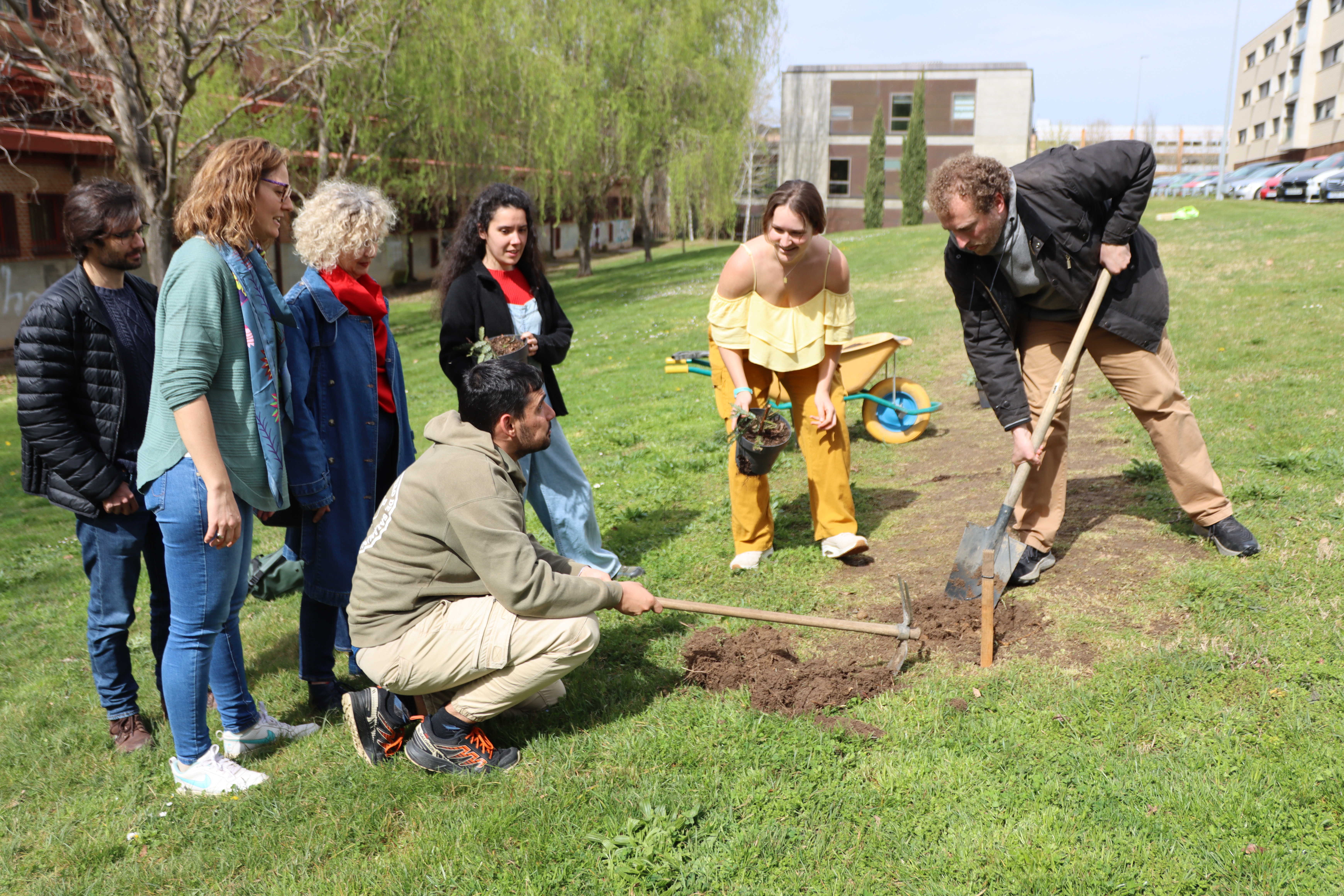 La Universidad de Salamanca celebra el Día Internacional de los Bosques con una plantación de ‘hijas de la secuoya’