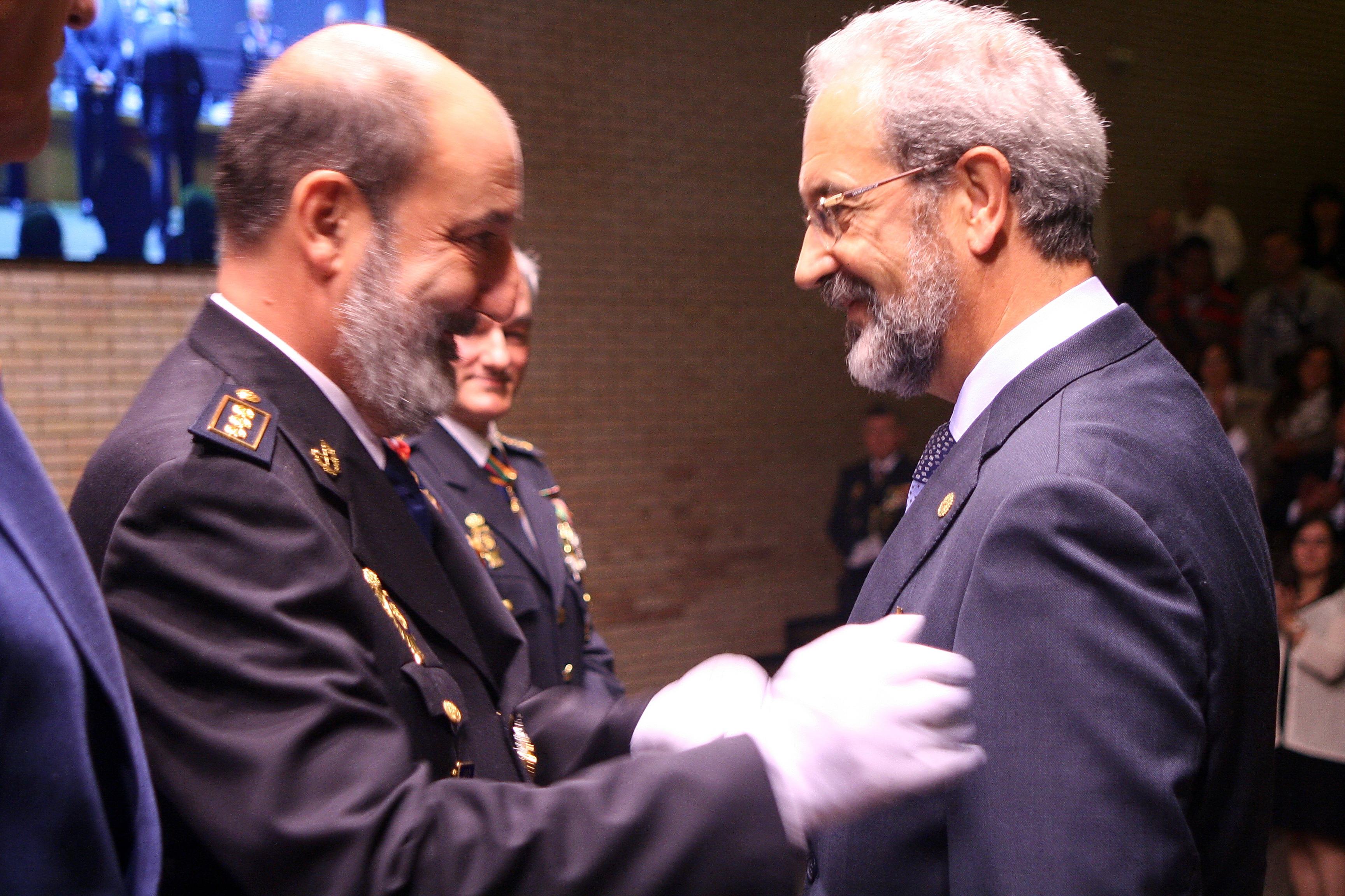 El rector de la Universidad de Salamanca recibe una condecoración de la Escuela Nacional de Policía 