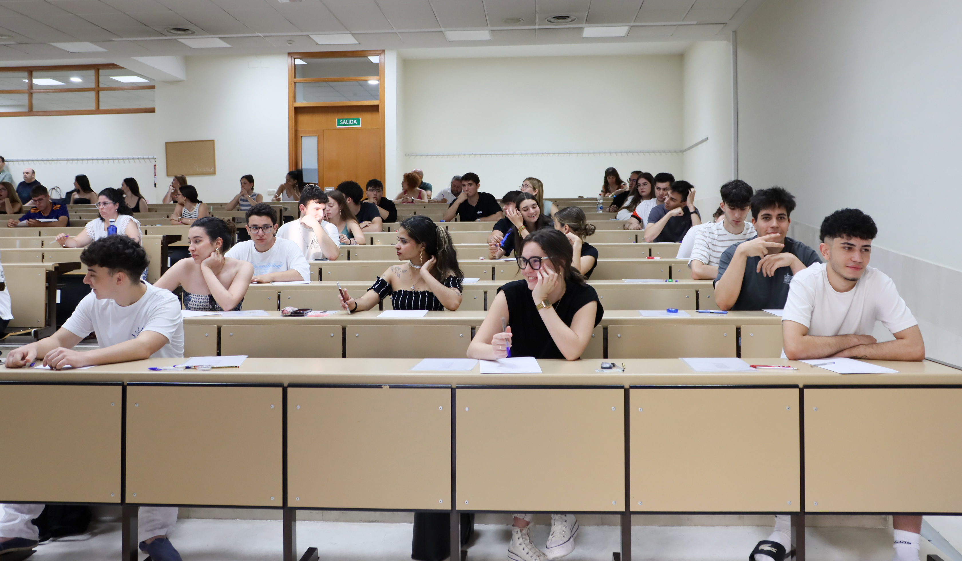 Normalidad en el inicio de los exámenes de la convocatoria extraordinaria de la PAU en el distrito universitario de Salamanca