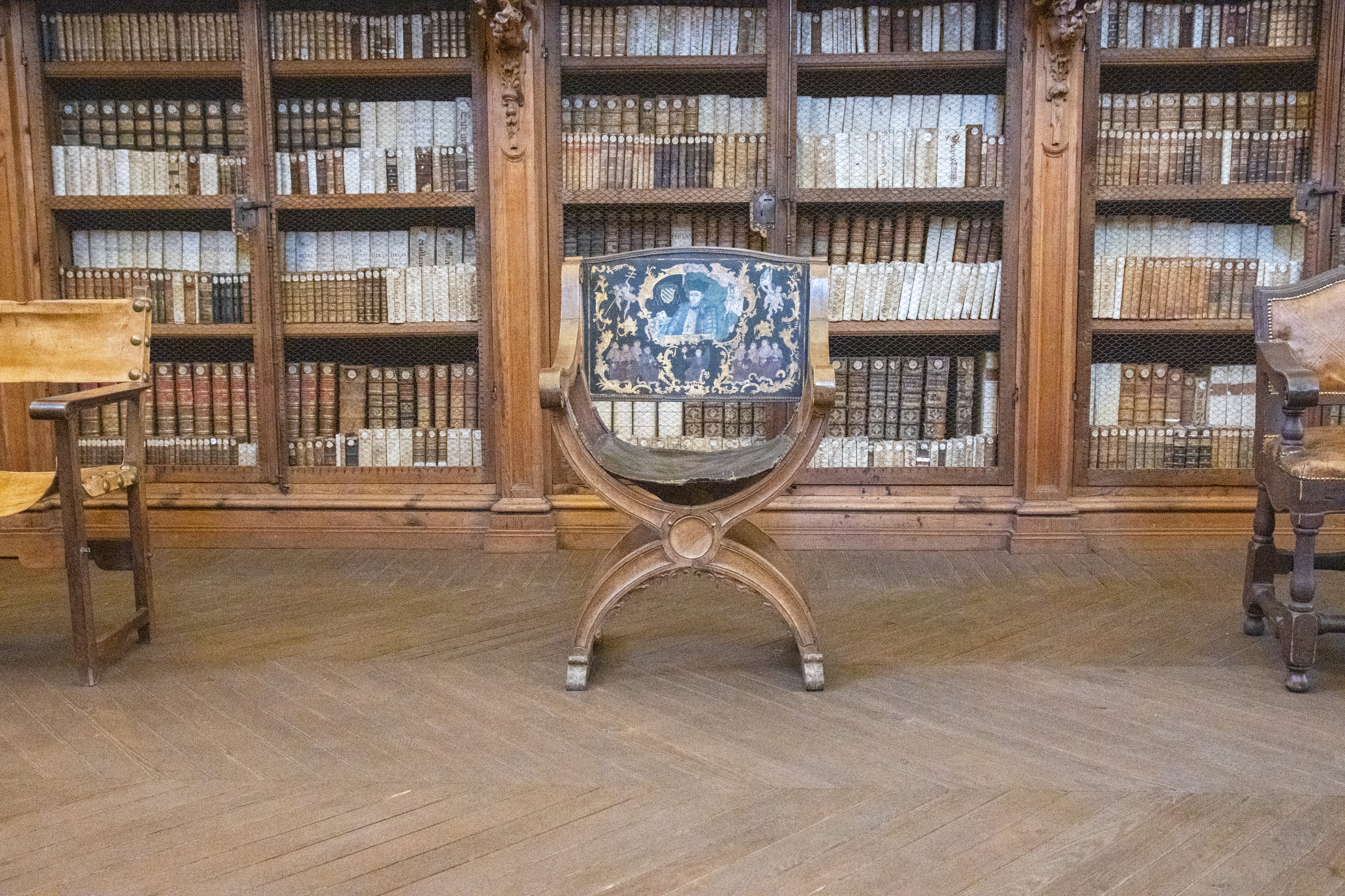 La Universidad de Salamanca restaura la sillería antigua de la Biblioteca General Histórica