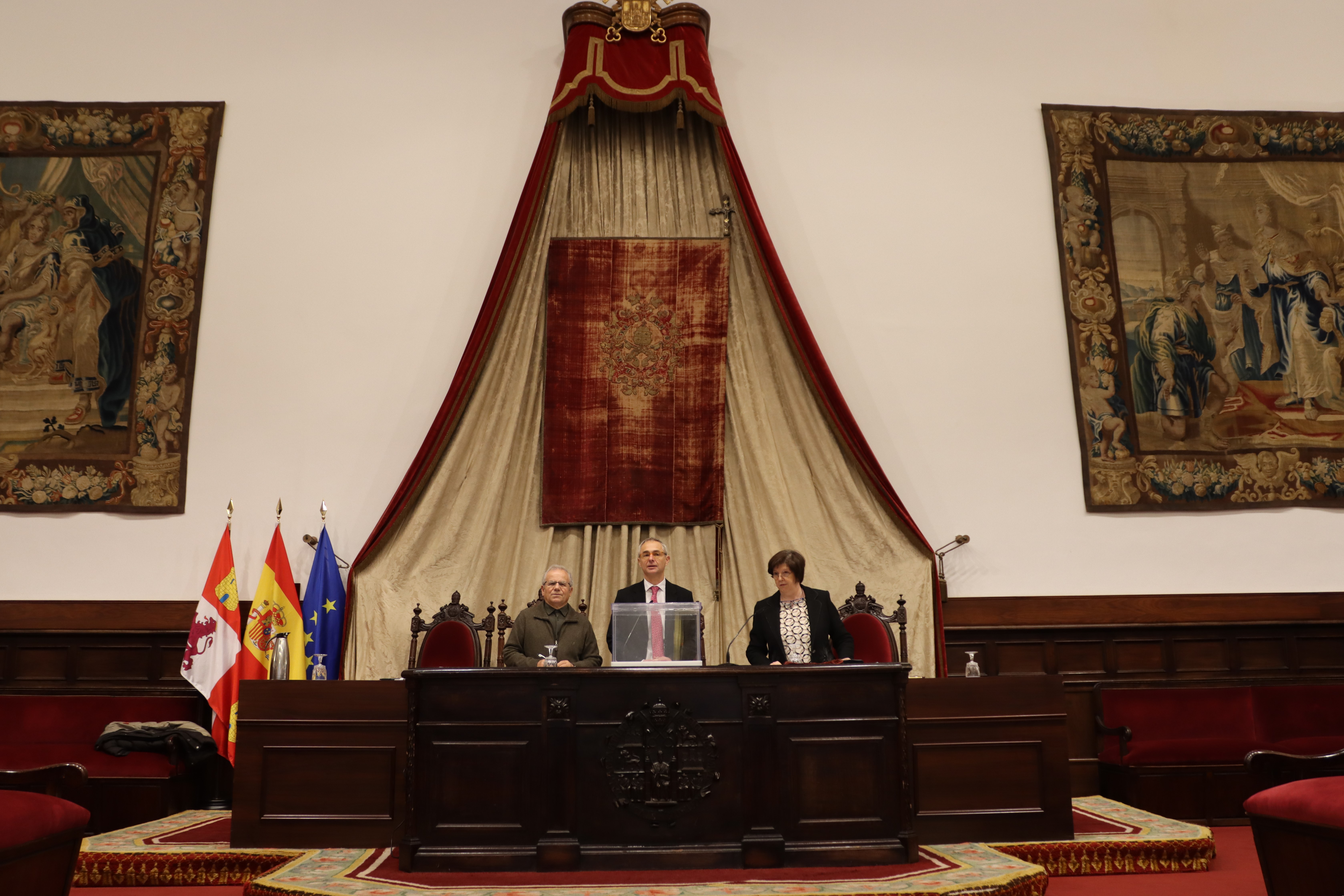 Durante la sesión, presidencia por el rector Ricardo Rivero, se procedió a la elección de la Mesa del Claustro