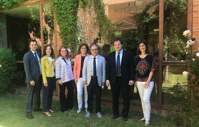 Los farmacéuticos de Castilla y León y la Facultad de Farmacia de la Universidad de Salamanca se alían para acercar la profesión a los estudiantes de Farmacia
