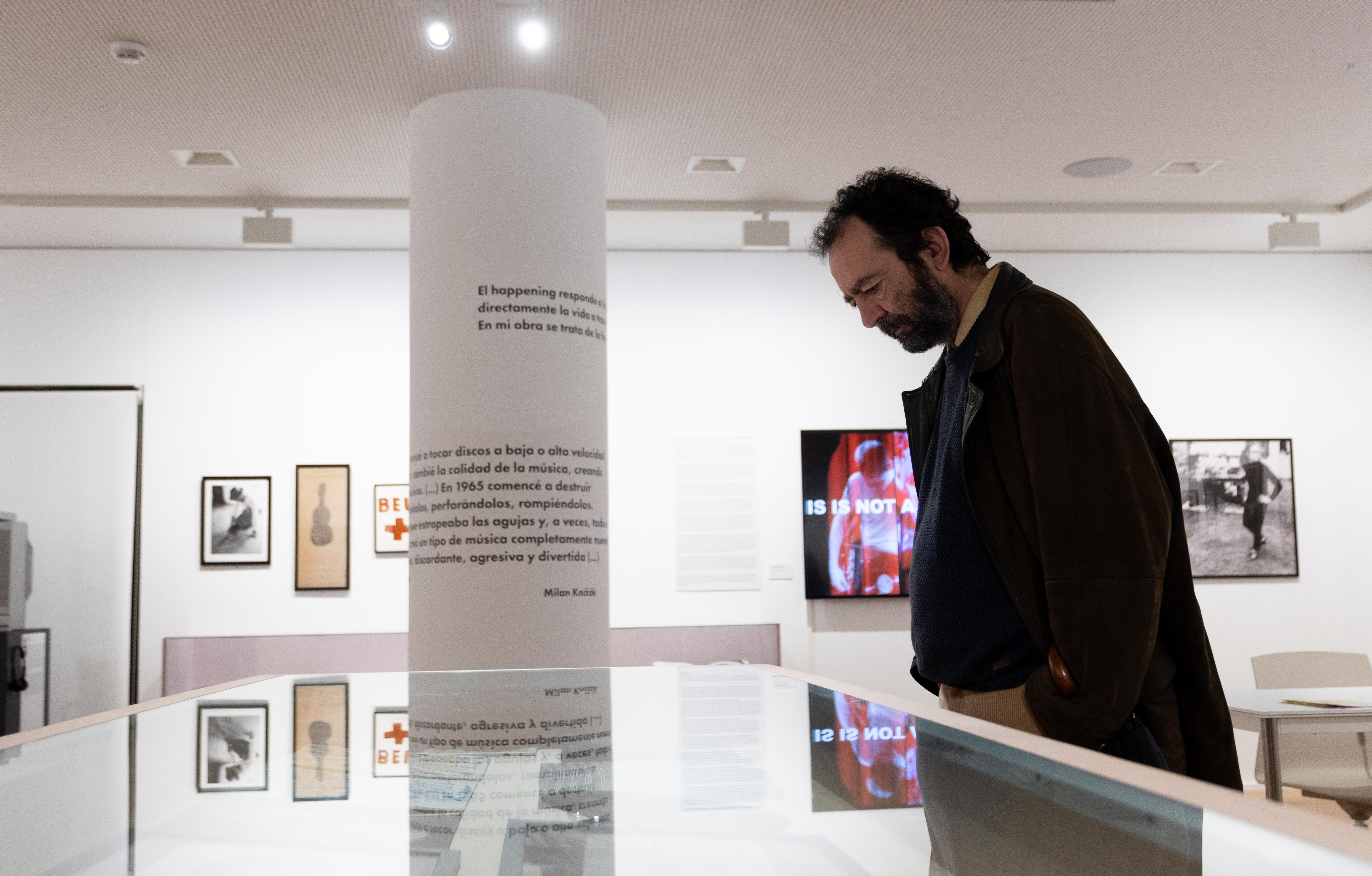 La Universidad de Salamanca se adentra en el movimiento artístico FLUXUS a través de la exposición ‘La música hecha pedazos’