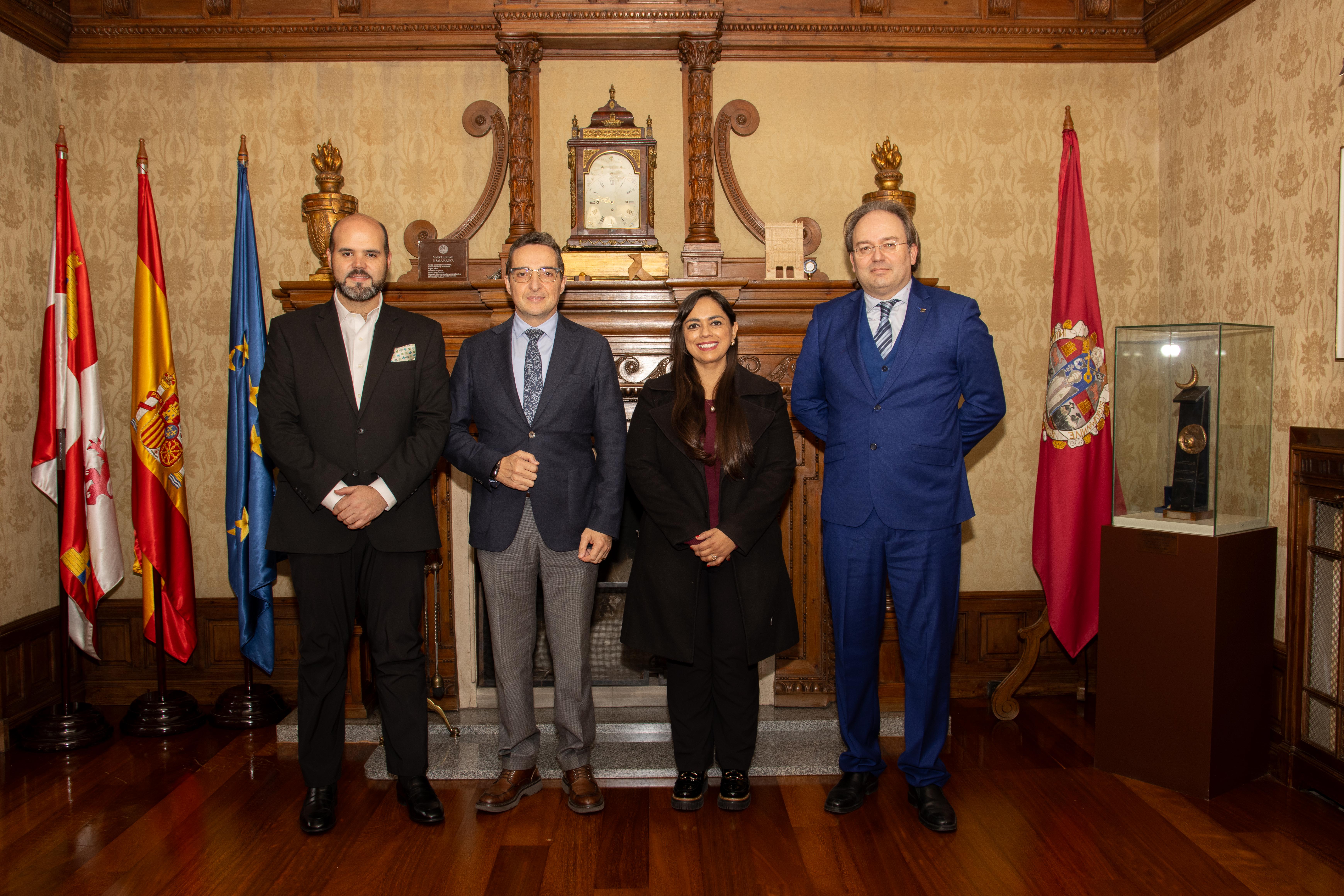 El rector Juan Manuel Corchado recibe a representantes de la localidad mexicana de Santa Catarina