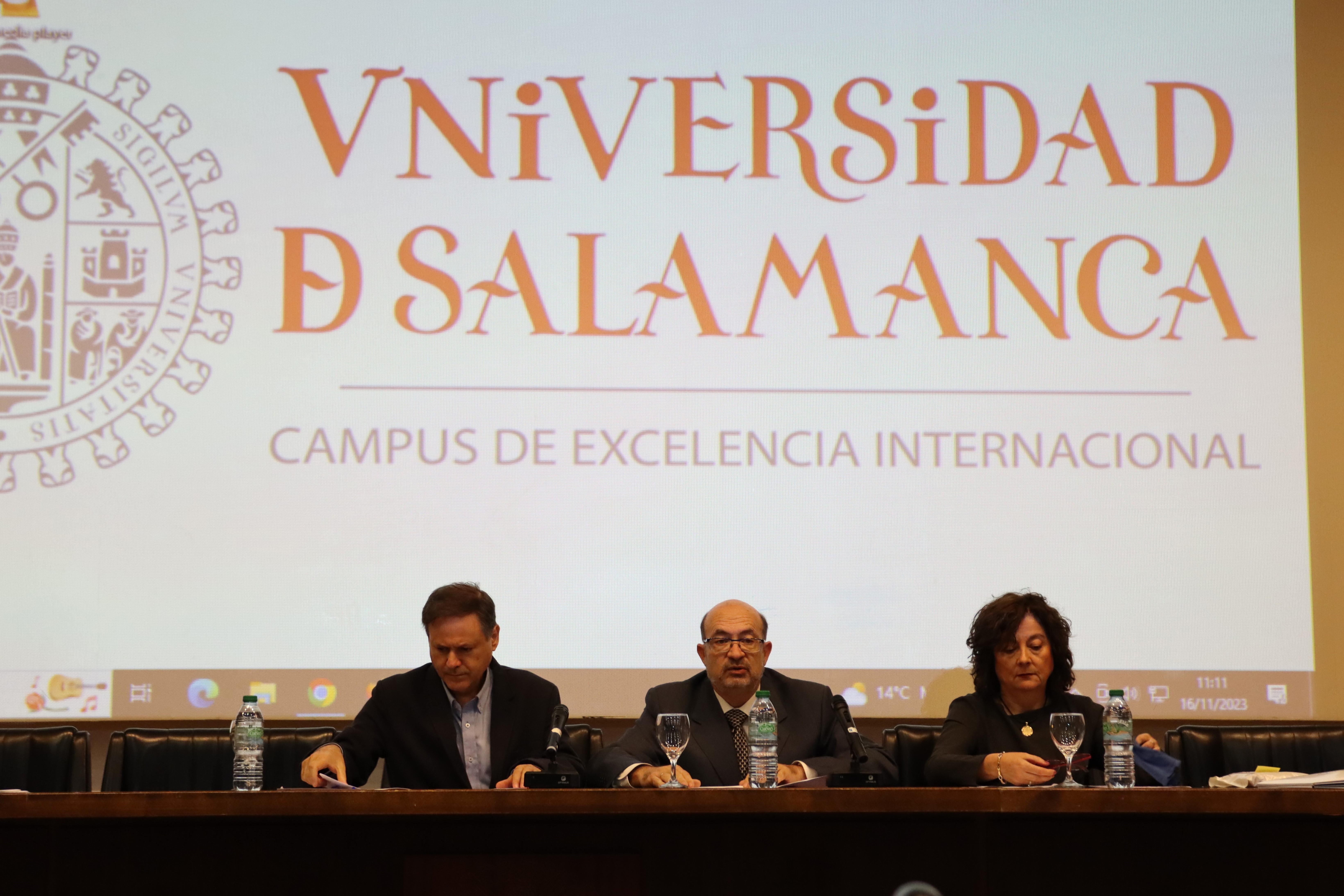 El vicerrector de Ordenación Académica y Profesorado, David Díez, ha presidido el evento junto con los dos decanos, Antonio Miguel Martínez (Ciencias) y María del Mar Canedo (Ciencias Químicas).