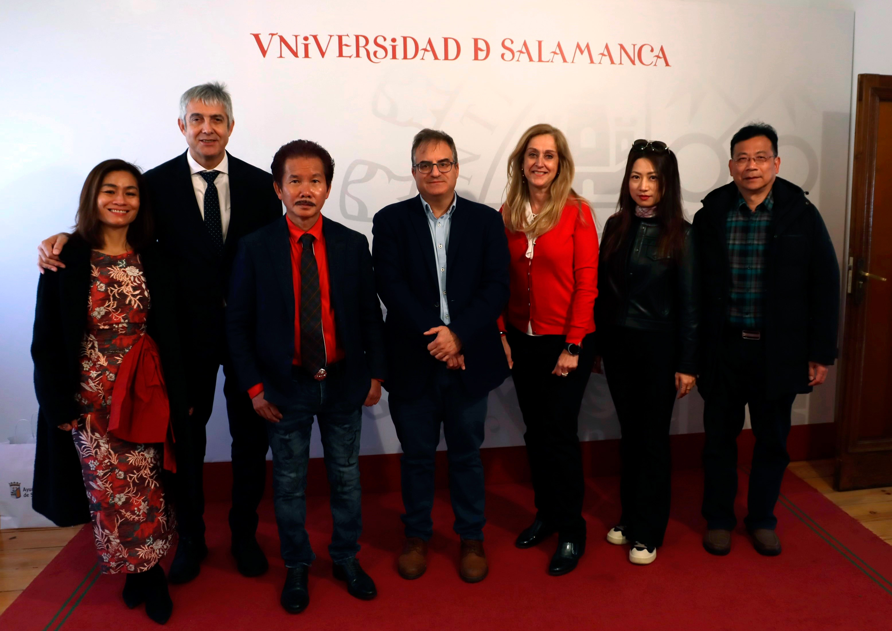 El vicerrector de Internacionalización de la USAL Raúl Sánchez Prieto recibe al escultor chino Xu Hongfei