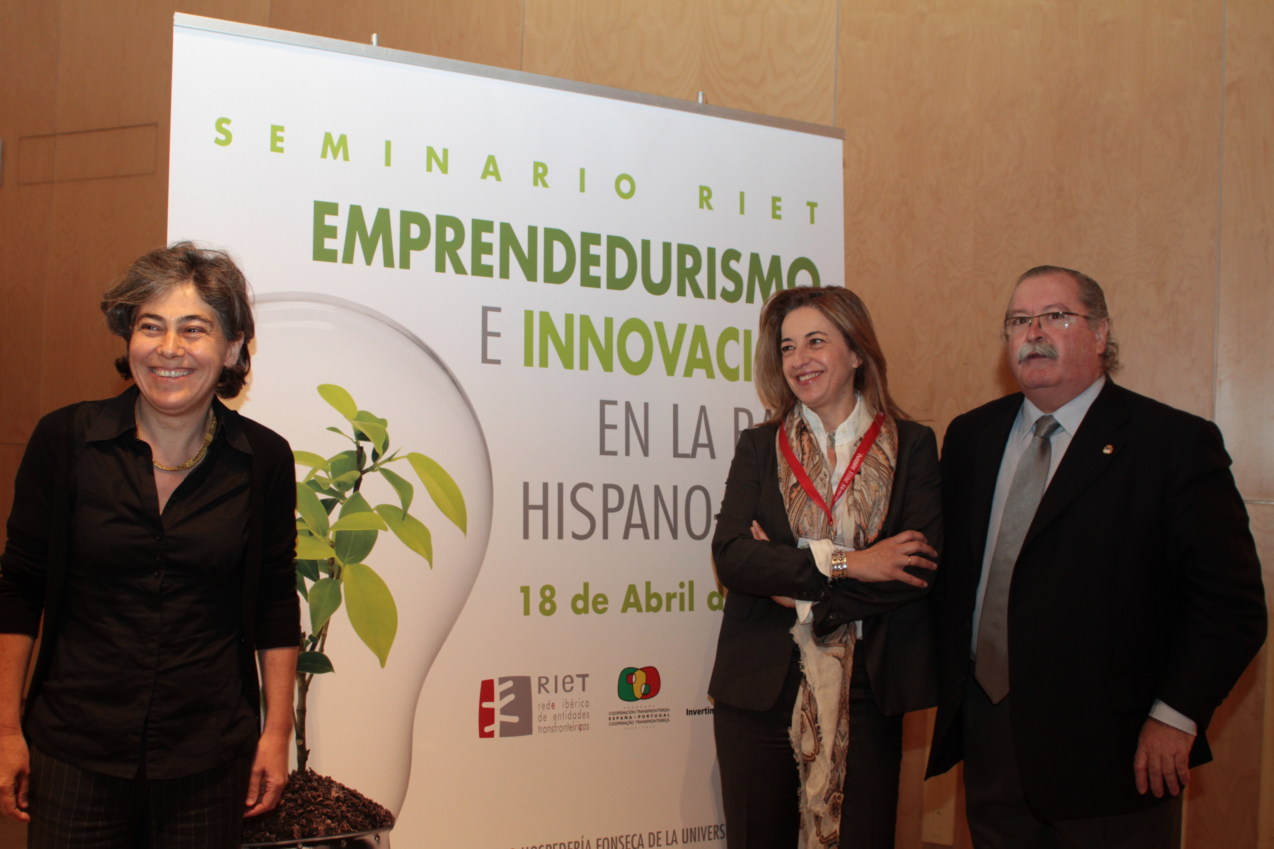 La vicerrectora de Estudiantes, Cristina Pita, inaugura el seminario sobre ‘Emprendedurismo e Innovación en la Raya Hispano-Lusa’