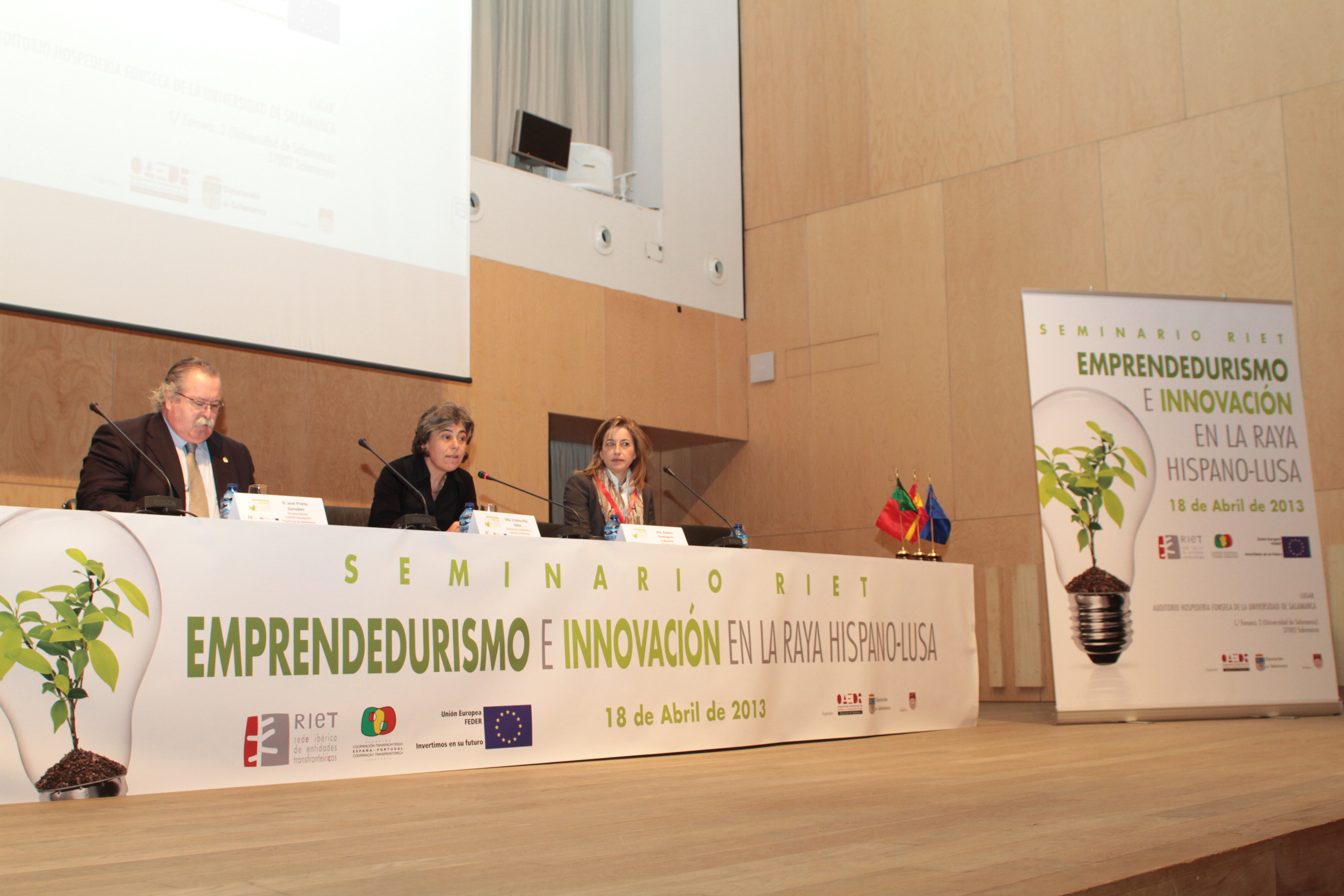La vicerrectora de Estudiantes, Cristina Pita, inaugura el seminario sobre ‘Emprendedurismo e Innovación en la Raya Hispano-Lusa’