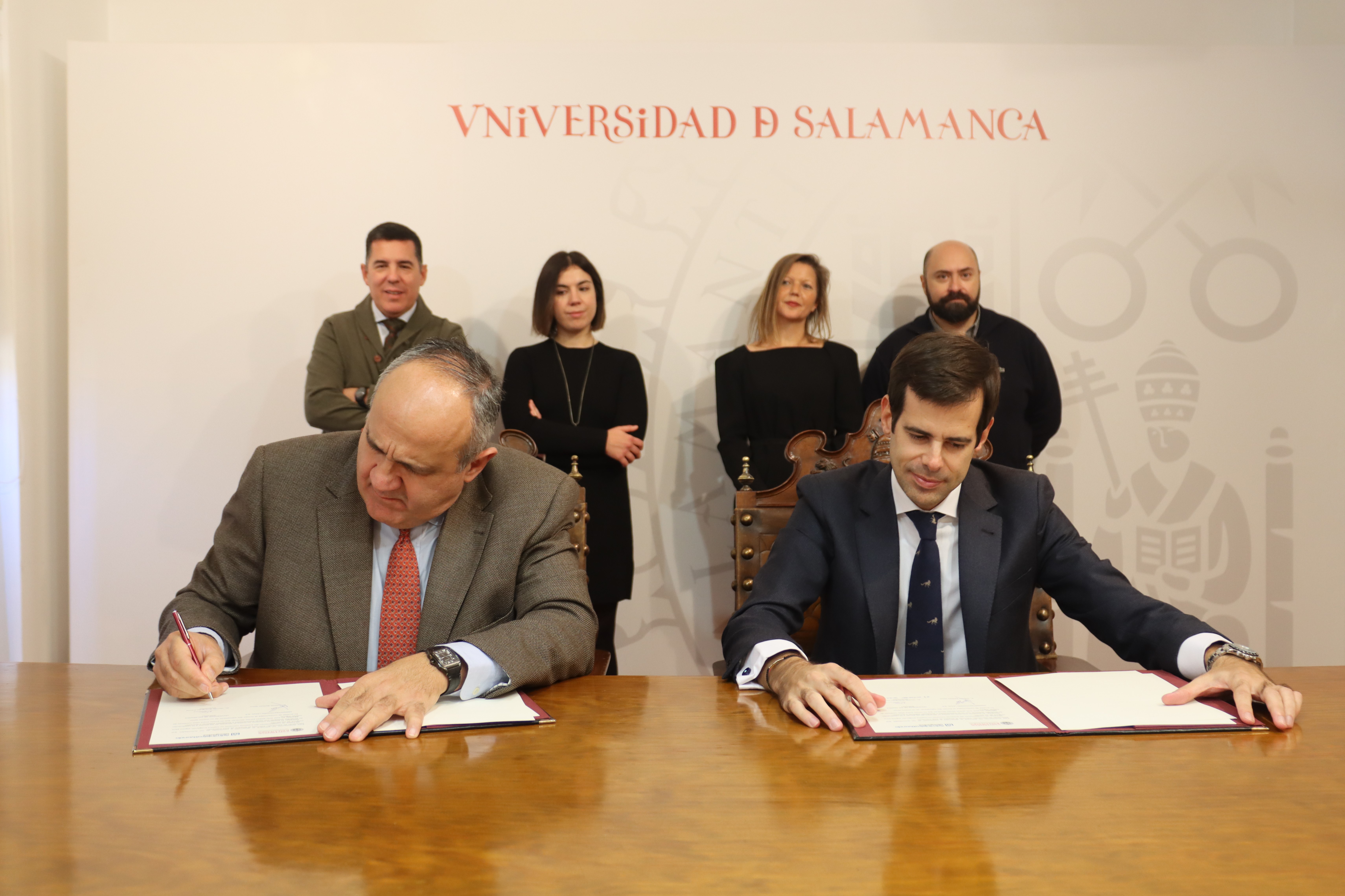 El vicerrector de Postgrado y Enseñanzas Propias y el socio director de la empresa suscribieron el acuerdo