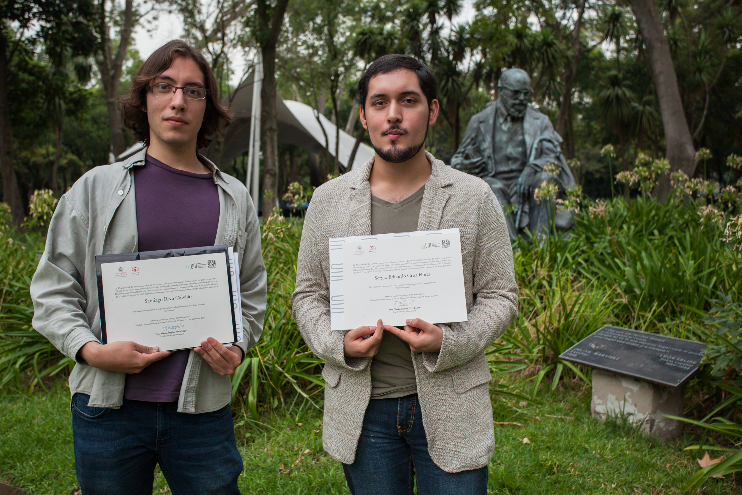 Santiago Reza Calvillo (2° premio) y Sergio Eduardo Cruz Flores (1° Premio), ambos estudiantes de la UNAM