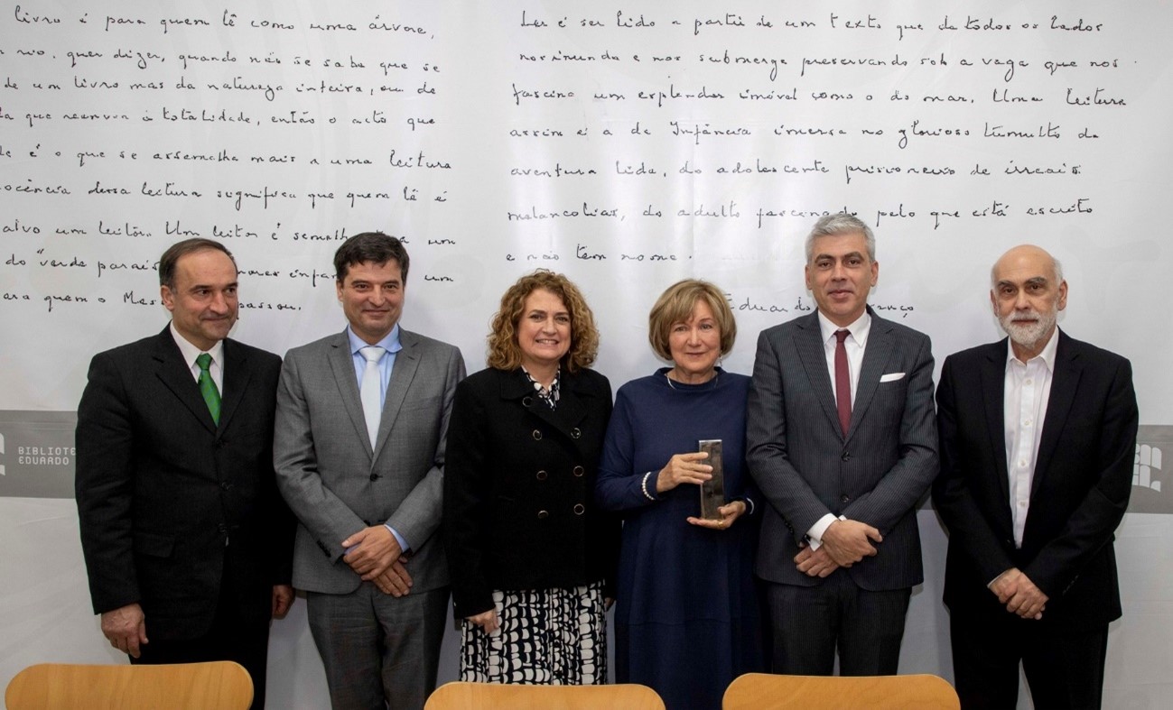La vicerrectora de Ciencias de la Salud, Ana Martín Suárez, asiste al acto de entrega del galardón celebrado en Guarda