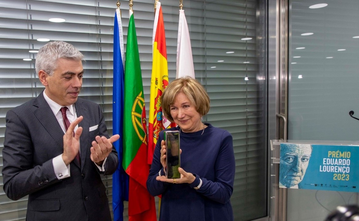 La vicerrectora de Ciencias de la Salud, Ana Martín Suárez, asiste al acto de entrega del galardón celebrado en Guarda