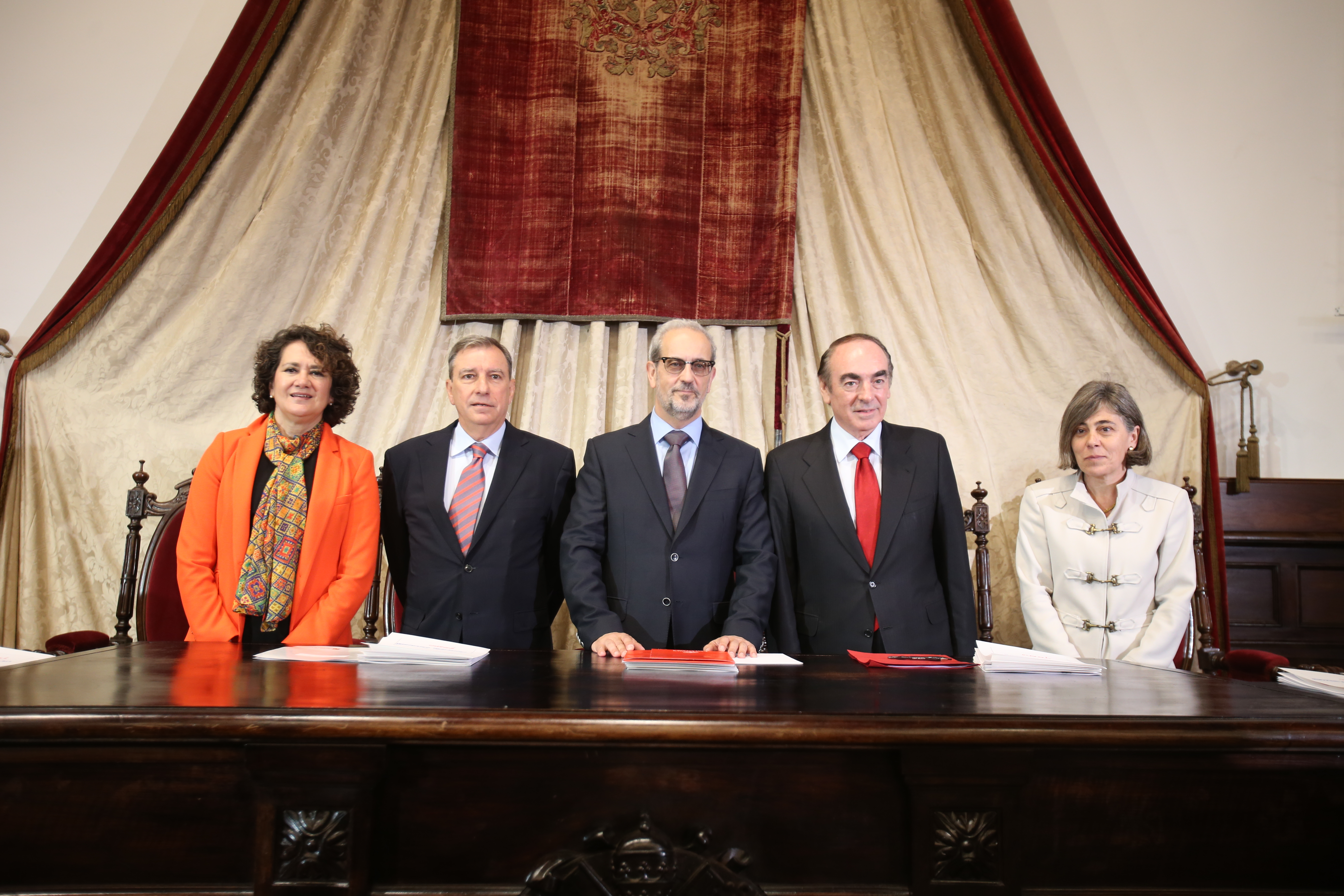 La Universidad de Salamanca y Banco Santander entregan 155 becas internacionales del curso 2014-2015