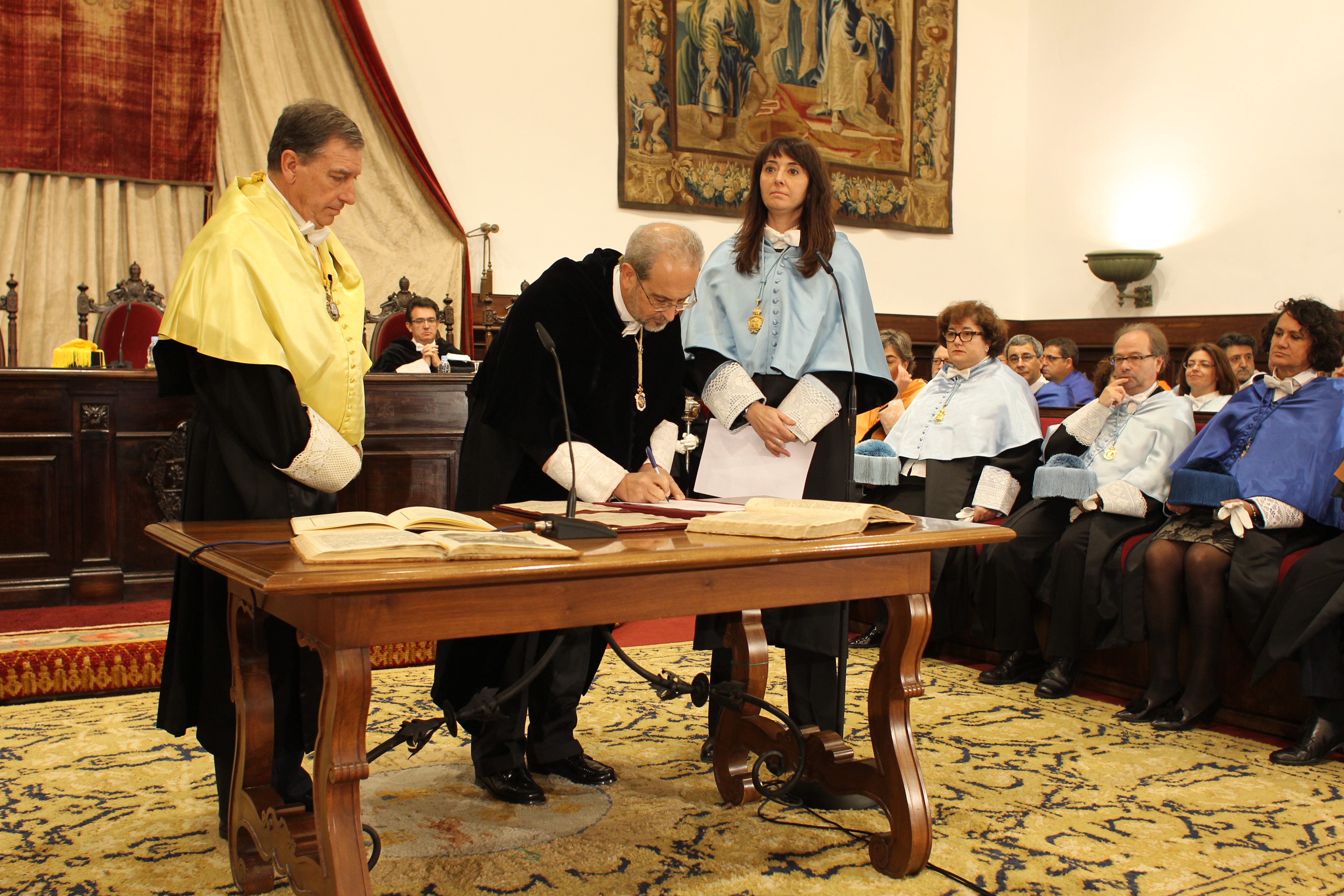 El catedrático Daniel Hernández Ruipérez toma posesión como Rector de la Universidad de Salamanca en su segundo mandato