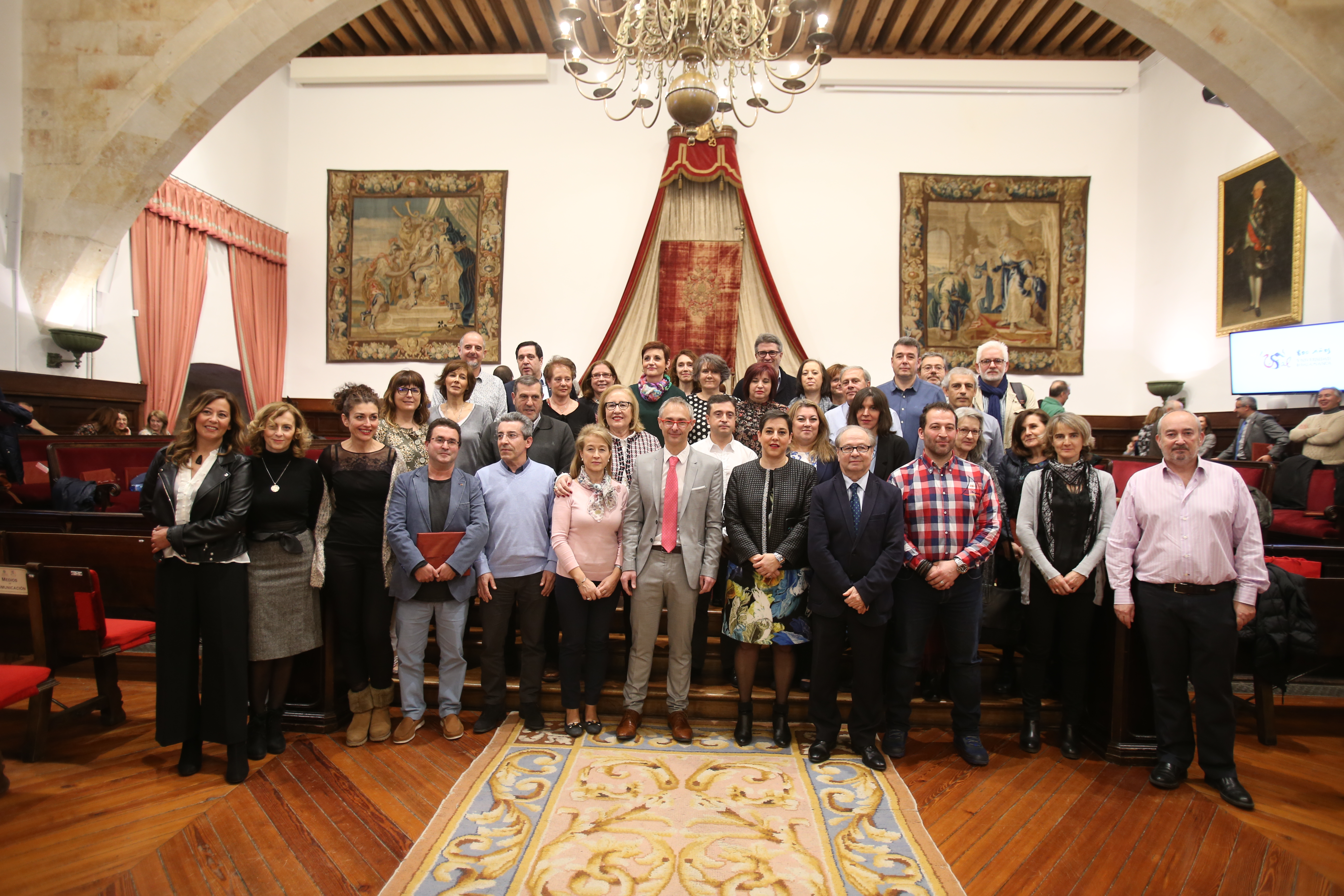 El rector de la Universidad de Salamanca entrega las distinciones a 147 miembros del Personal de Administración y Servicios