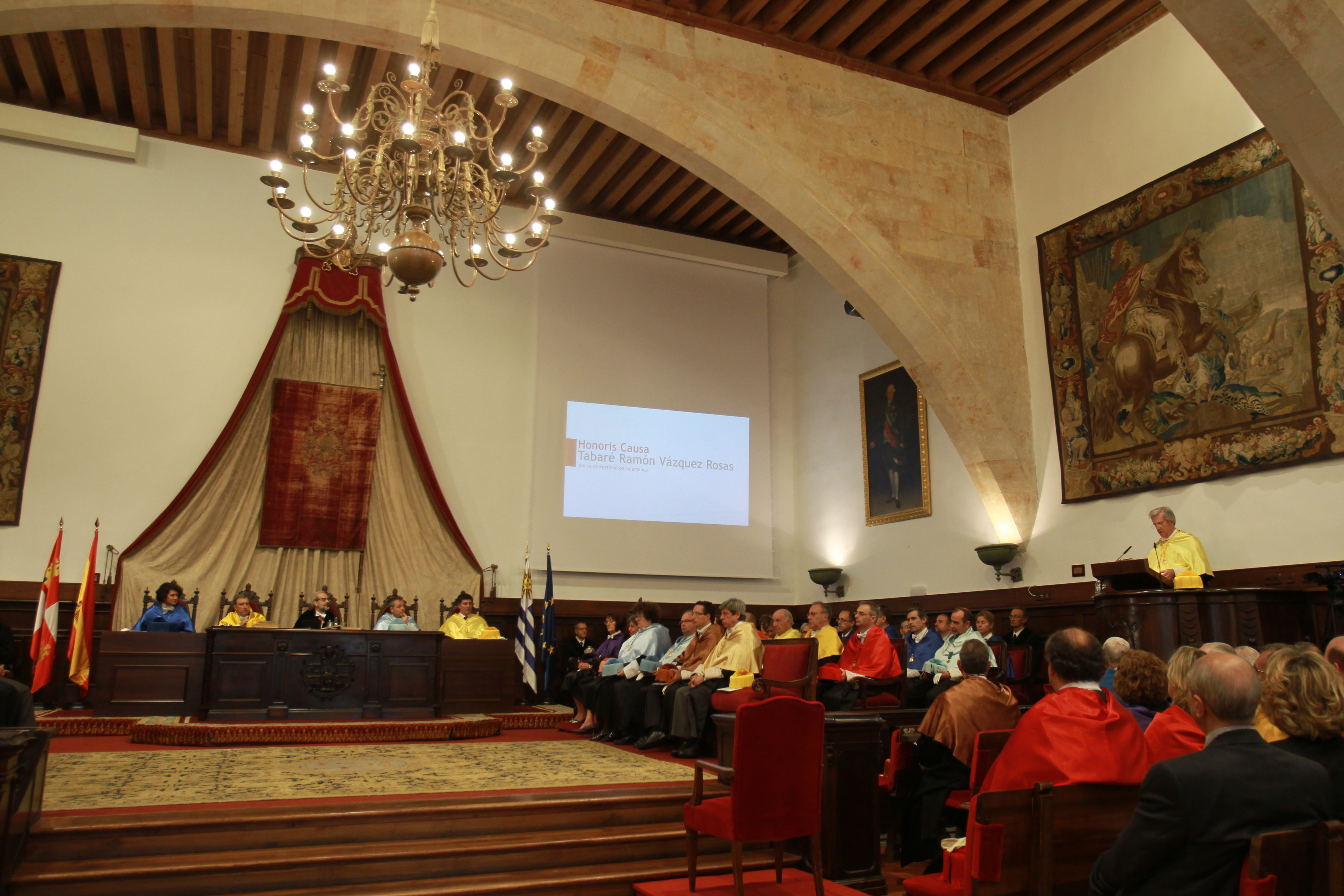 La Universidad de Salamanca nombra doctor honoris causa a Tabaré Vázquez y ensalza su faceta de médico, profesor y político