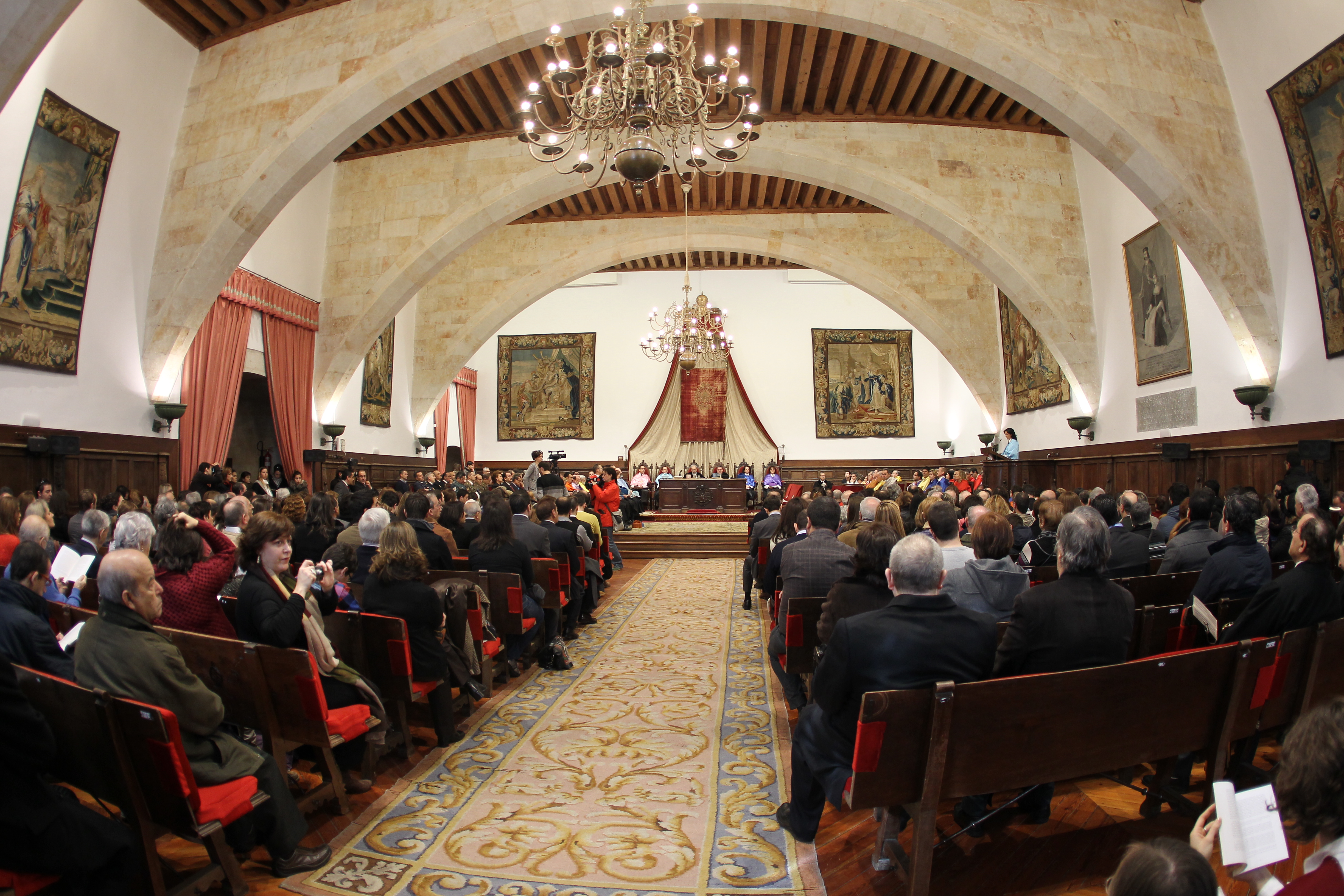 El expresidente del Consejo Social Salvador Sánchez-Terán recibe en el Paraninfo la Medalla de la Universidad de Salamanca