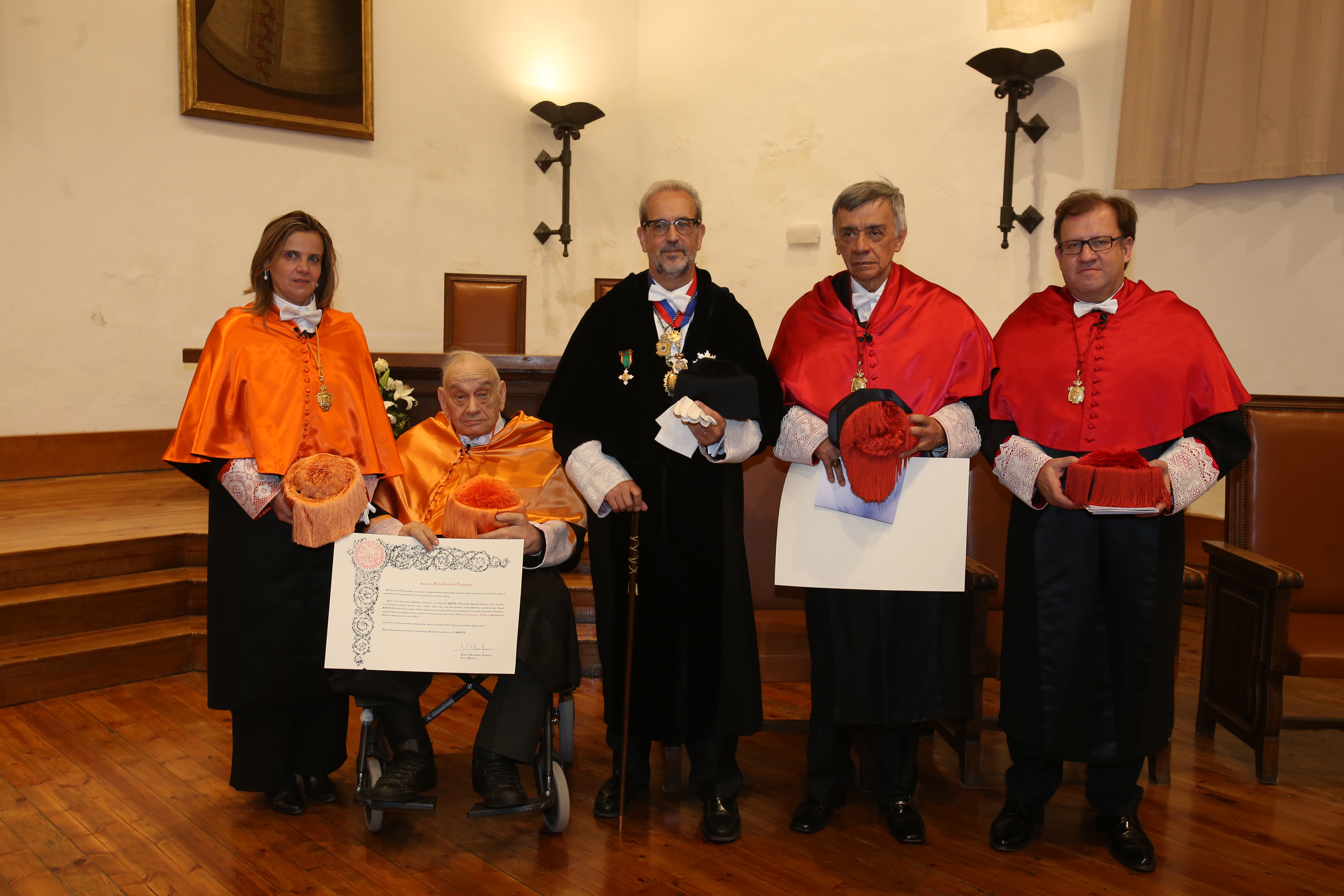 La Universidad de Salamanca inviste como doctores honoris causa al economista Blas Calzada y al jurista Jairo Parra