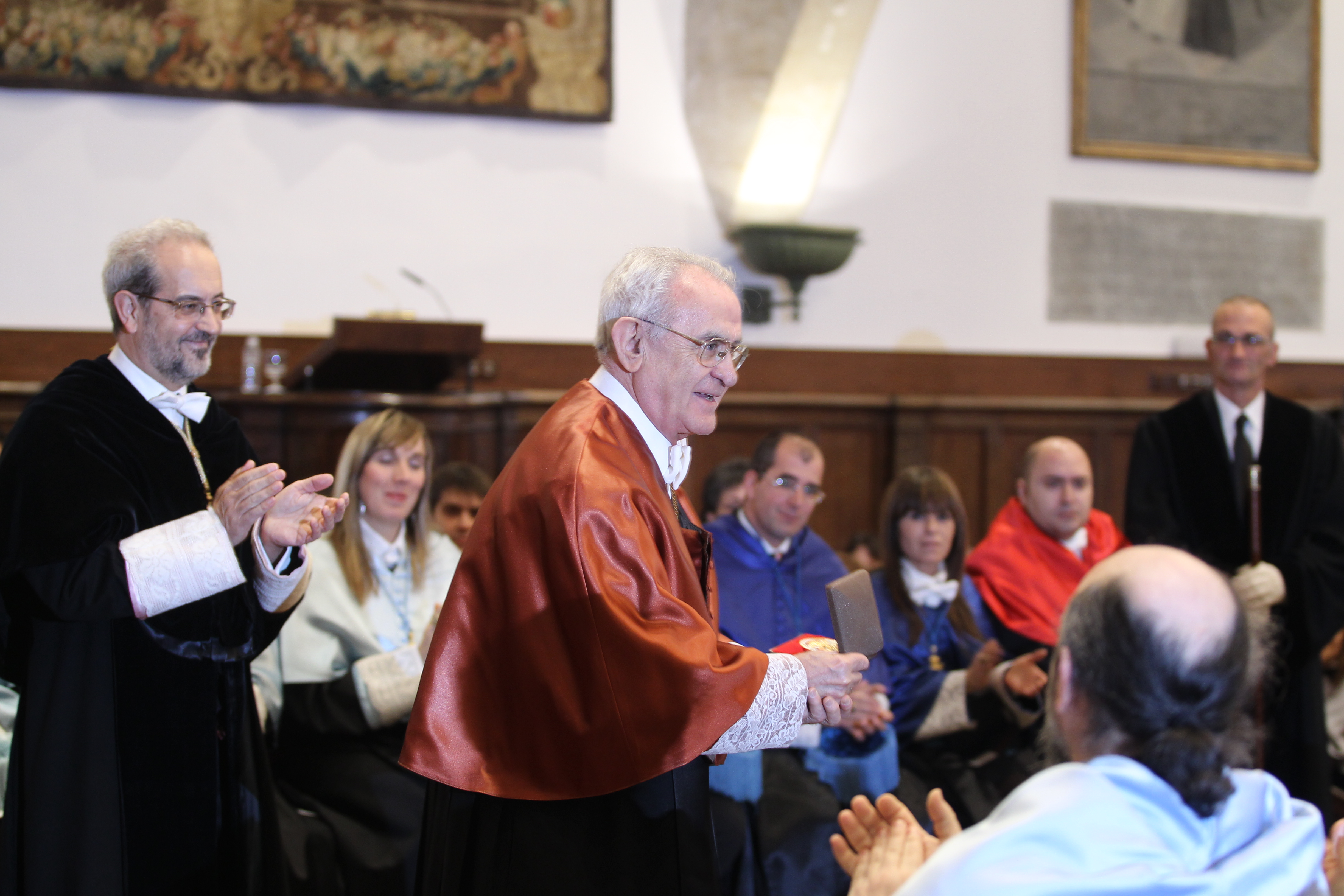 El expresidente del Consejo Social Salvador Sánchez-Terán recibe en el Paraninfo la Medalla de la Universidad de Salamanca