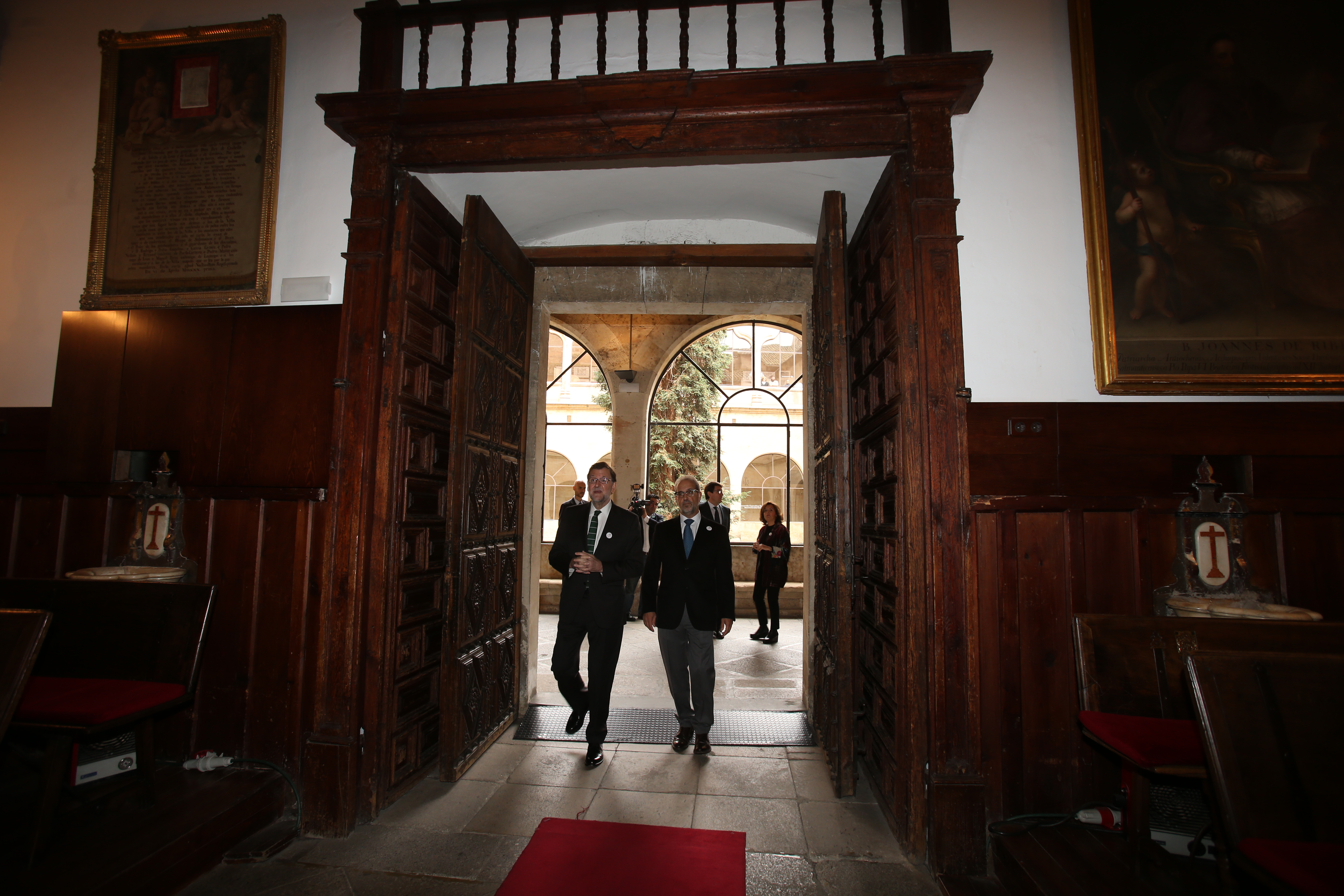 El rector de la Universidad de Salamanca recibió al presidente del Gobierno en las Escuelas Mayores