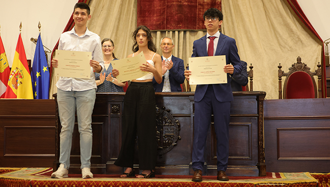 La Universidad de Salamanca premia a los estudiantes con mejores notas en la fase general de la EBAU