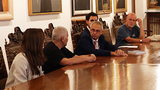 El rector de la Universidad de Salamanca mantiene una reunión de trabajo con la Comisión Permanente de la Federación Estatal de LGTBI+