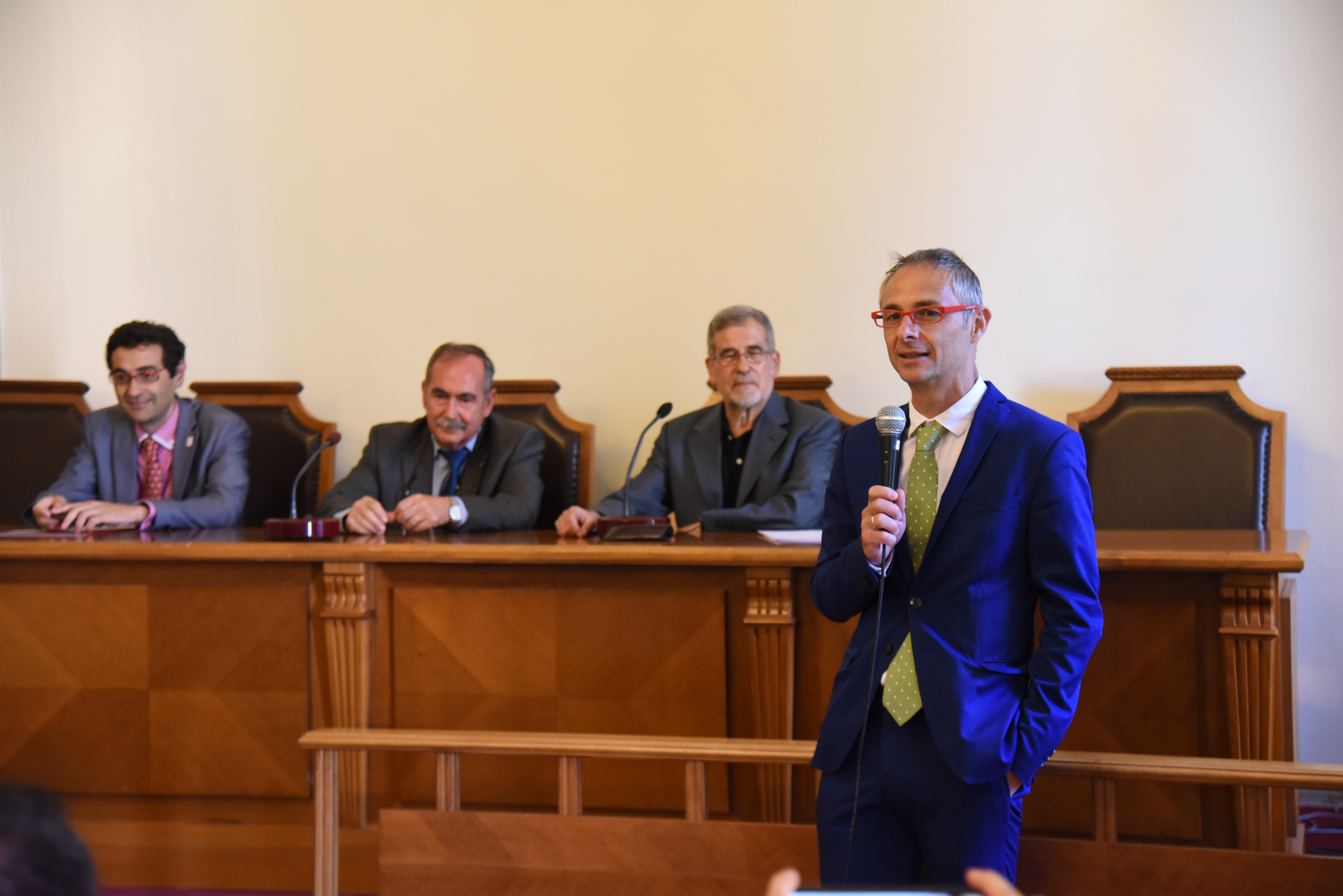 El rector recibe a los asistentes del encuentro de antiguos alumnos de Cursos Internacionales en la Universidad de Salamanca