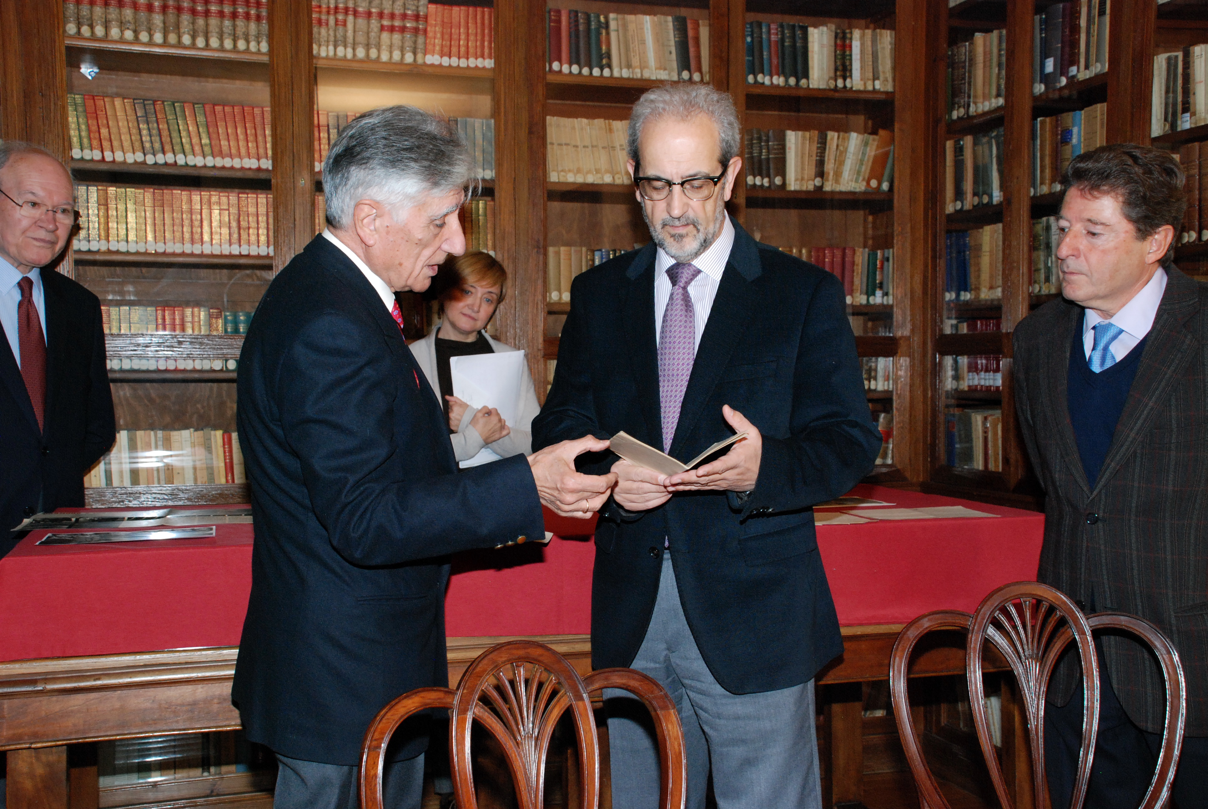 La Casa-Museo Unamuno recibe la donación de dos manuscritos autógrafos del exrector y del fotógrafo costumbrista Gutiérrez Somoza