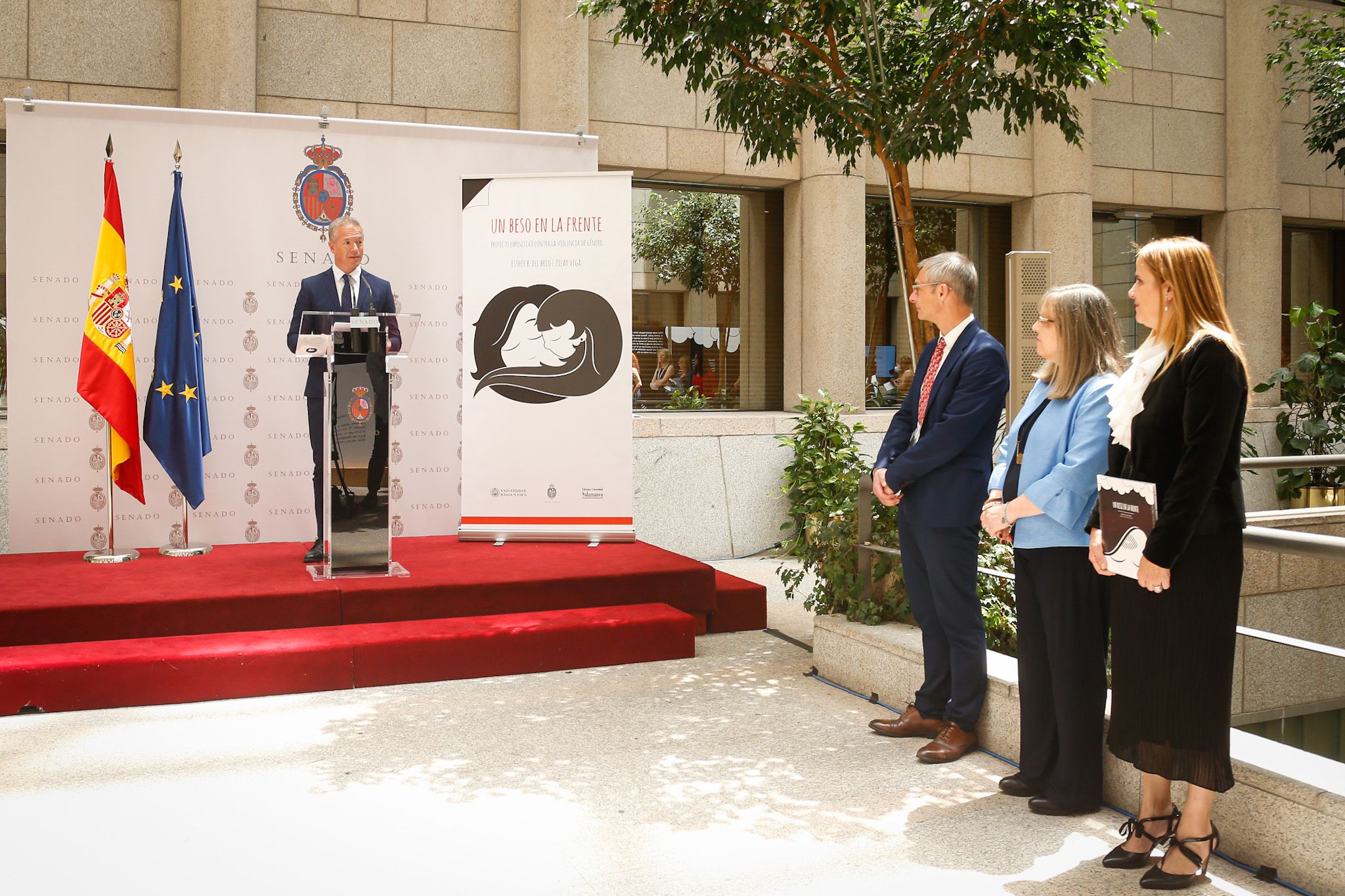 El rector de la Universidad de Salamanca asiste a la presentación del libro y la exposición `Un beso en la frente´ en el Senado