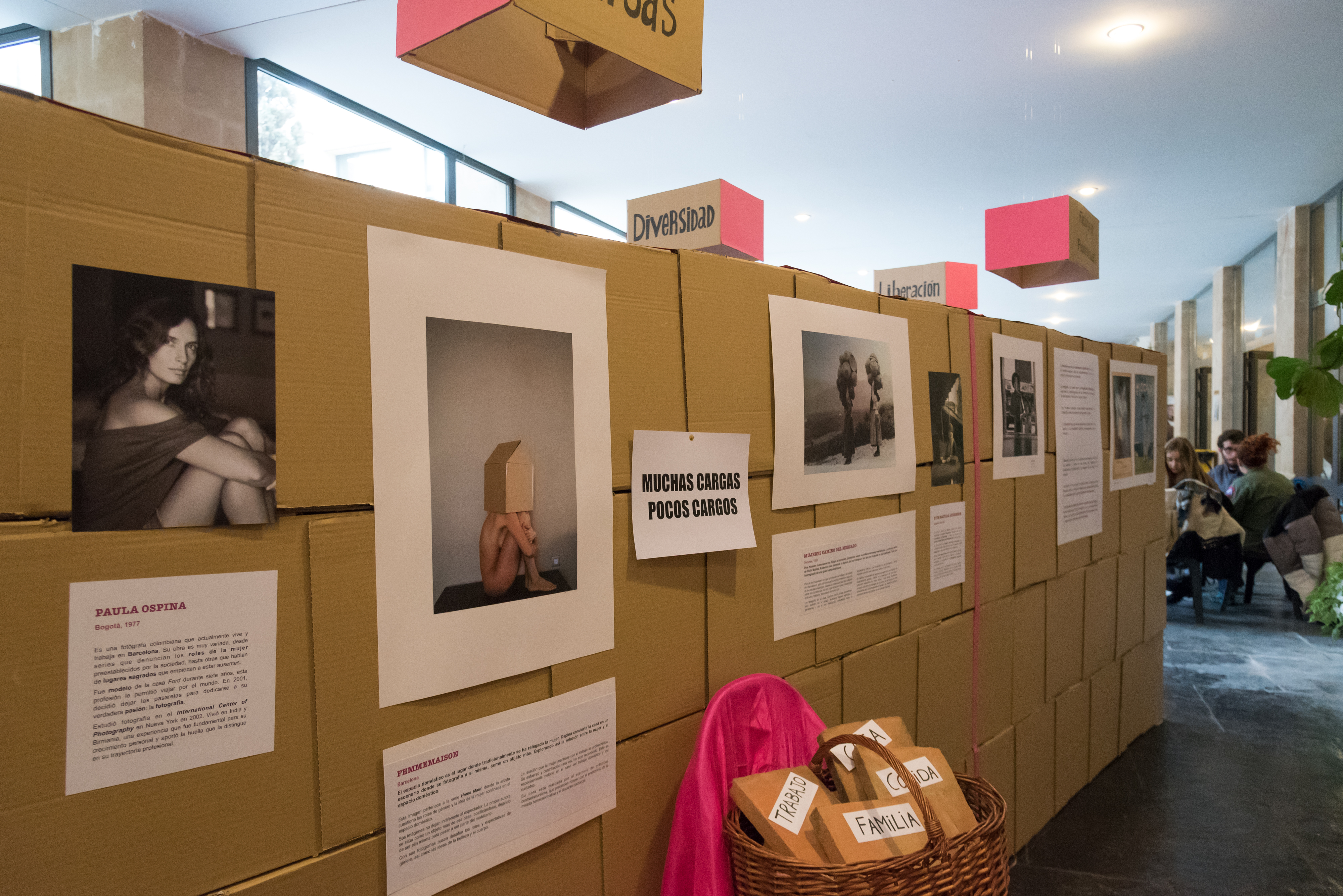La Facultad de Geografía e Historia acoge la exposición RE_VELADAS que da visibilidad a las mujeres ocultadas por la historia