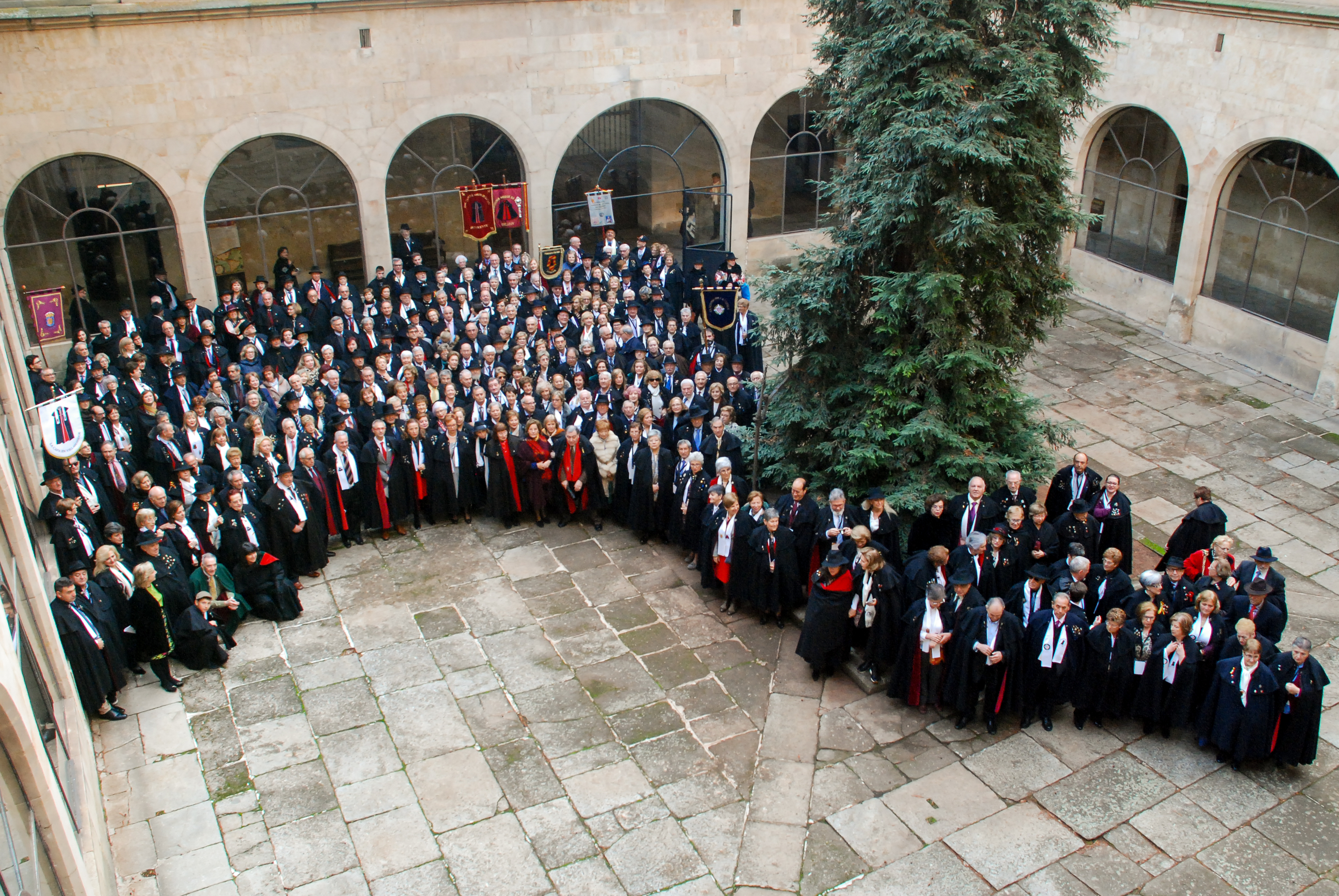 El rector de la Universidad de Salamanca recibe a los cerca de 600 participantes del XX Encuentro Nacional de la Capa Española