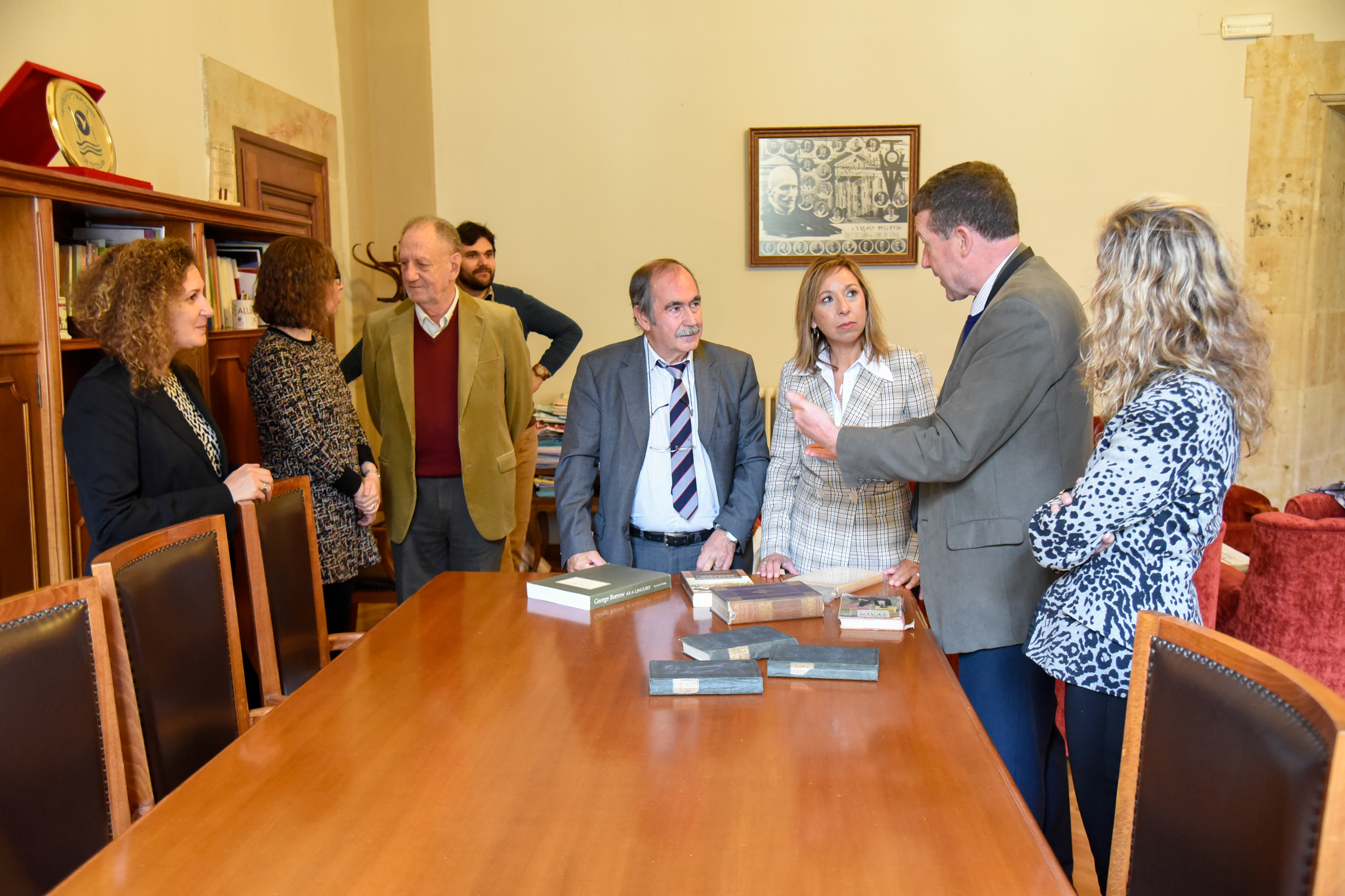 El investigador británico Ken Barrett dona su fondo bibliográfico sobre el escritor George Borrow a la Universidad de Salamanca